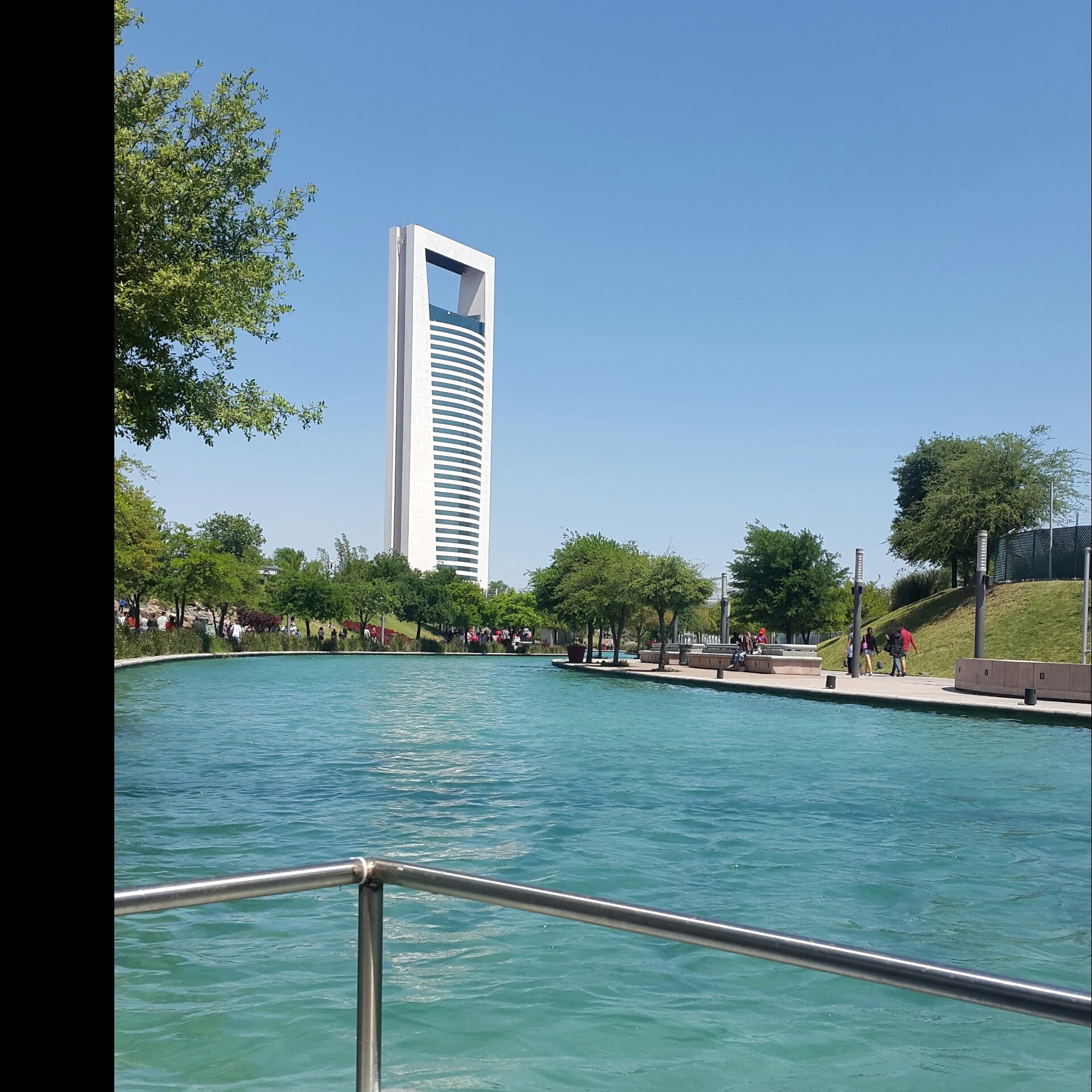 swimming pool, city, 1080P, blue, skyscraper, plant, no people, pool, sky, monterrey, day, building, railing, outdoors, water, office building exterior, Phone HD Wallpaper