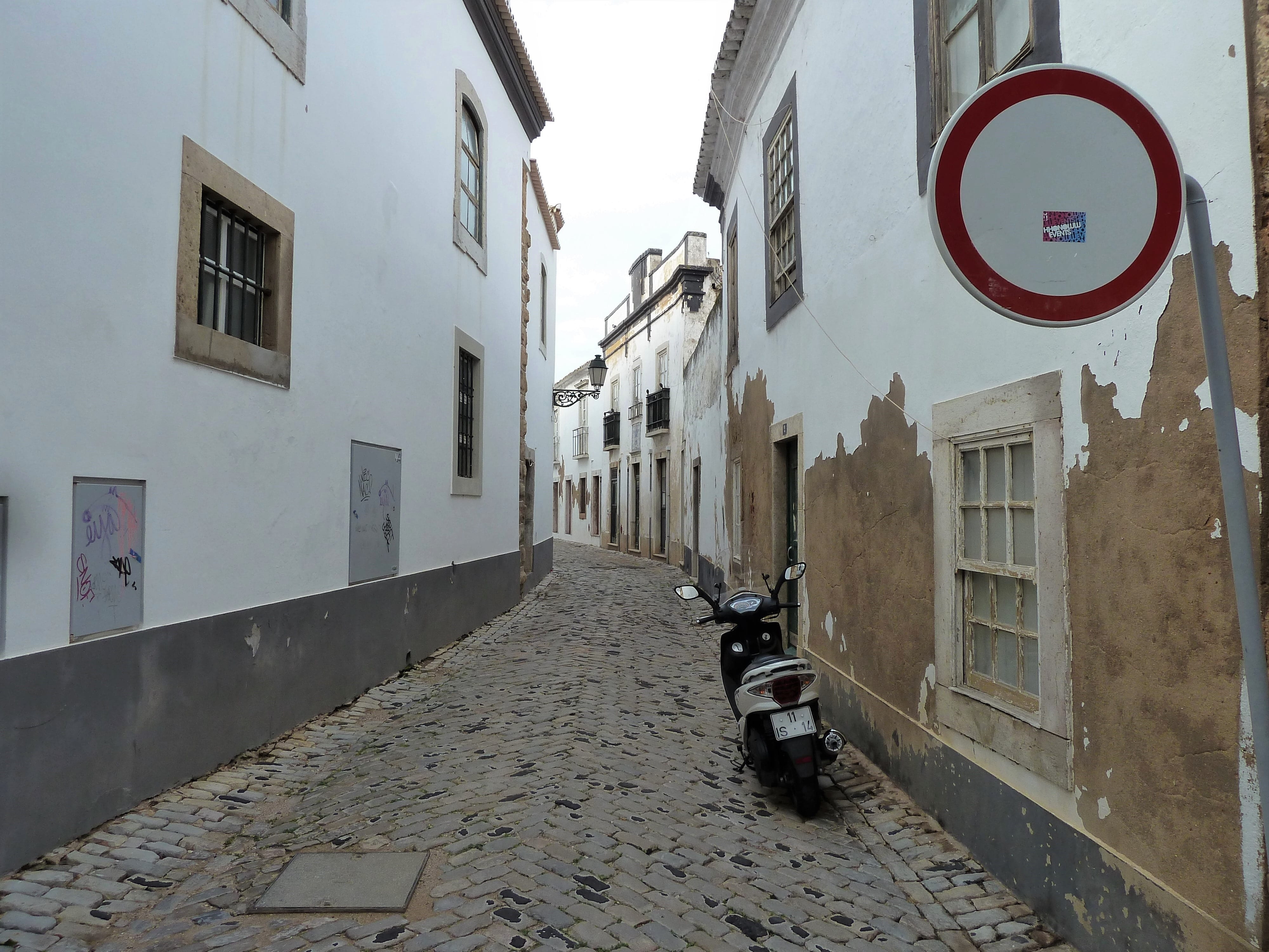 building exterior, silent, alley, sign, residential district, wall - building feature, narrow street, no people, built structure, road sign, the way forward, HD Wallpaper
