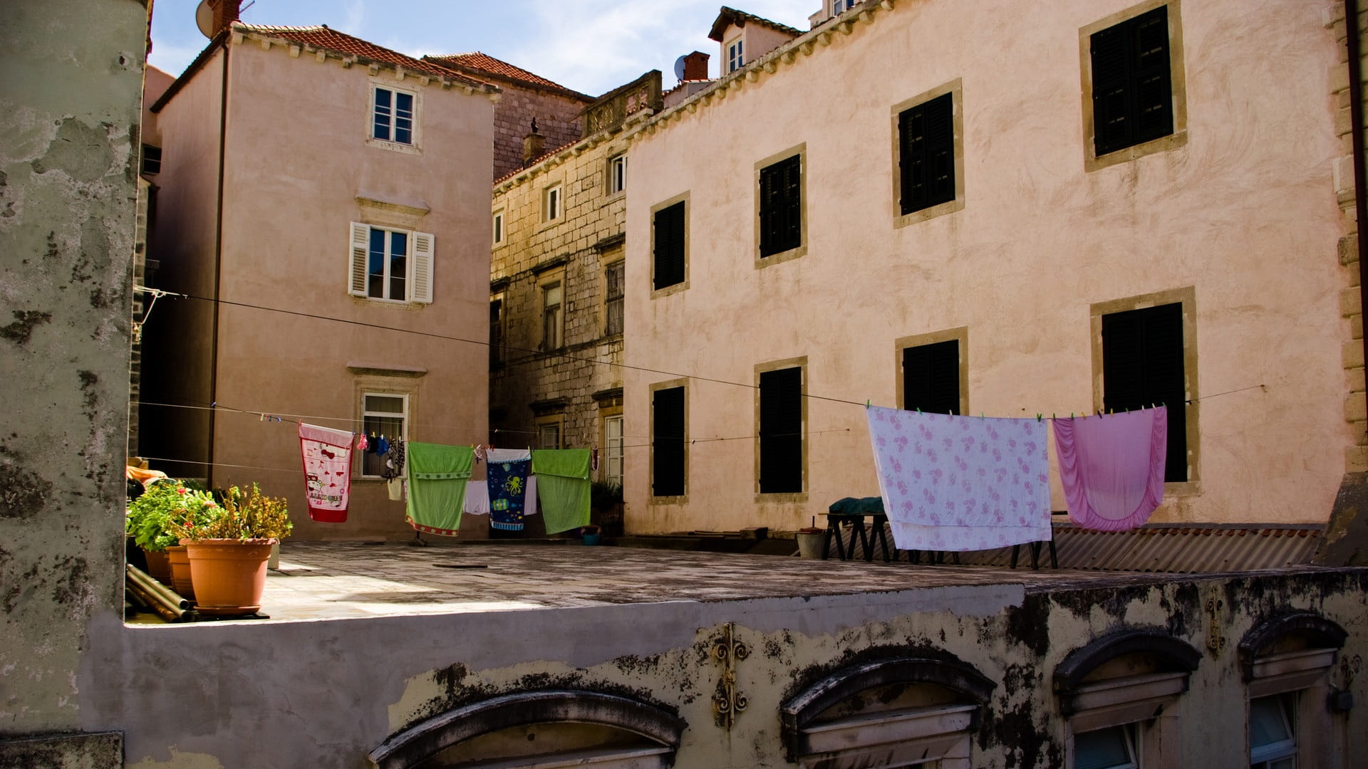 clothesline, old, building exterior, Flowers, flag, traditional, wall, historic, dalmatia, europe, croatia, Windows, mushroom, residential district, architecture, HD Wallpaper