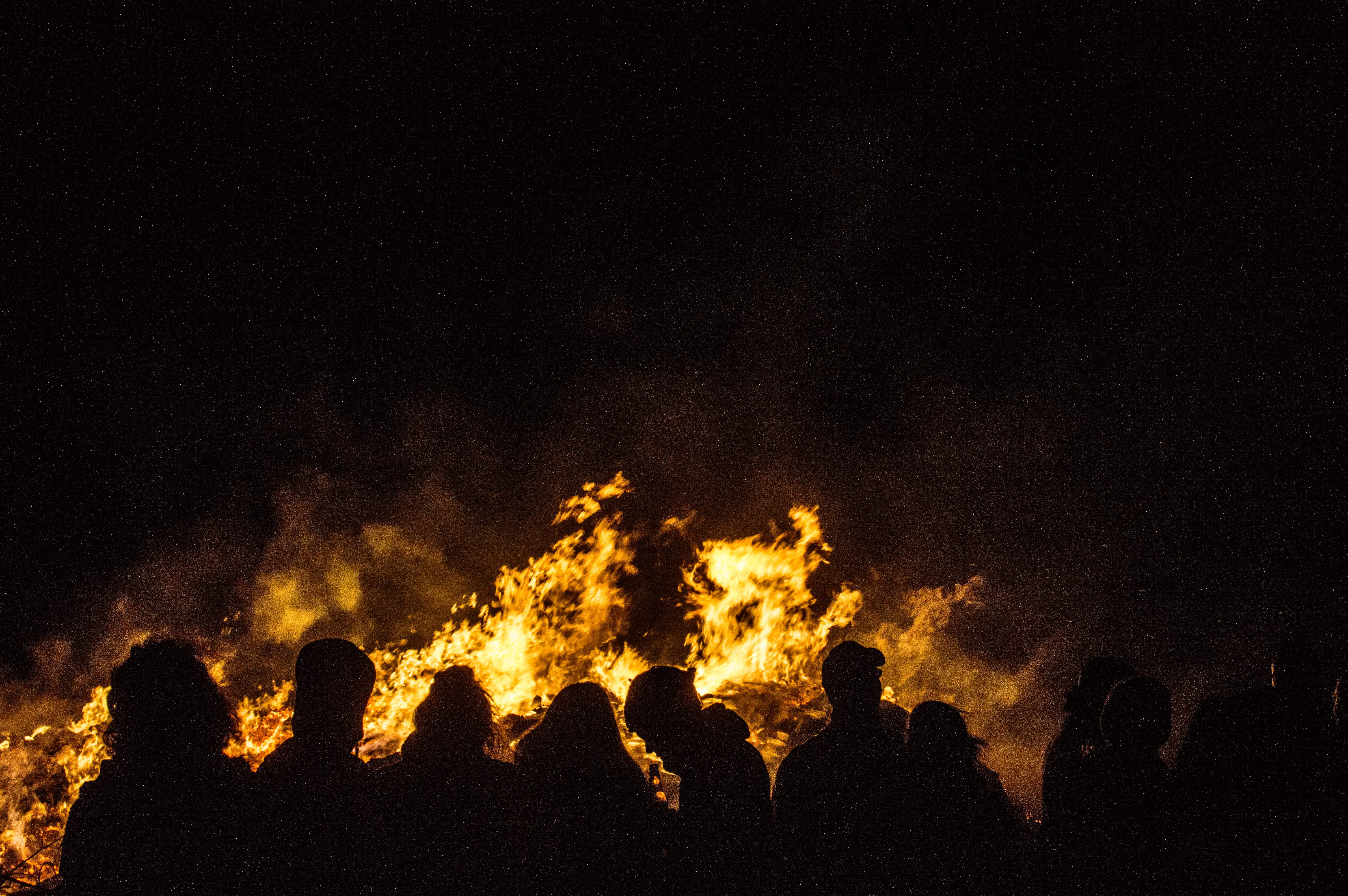 flame, silhouette, sverige, burning, crowd, 5K, real people, night, burn, group of people, heads, bonfire, glowing, sky, valborg, men, smoke - physical structure, HD Wallpaper