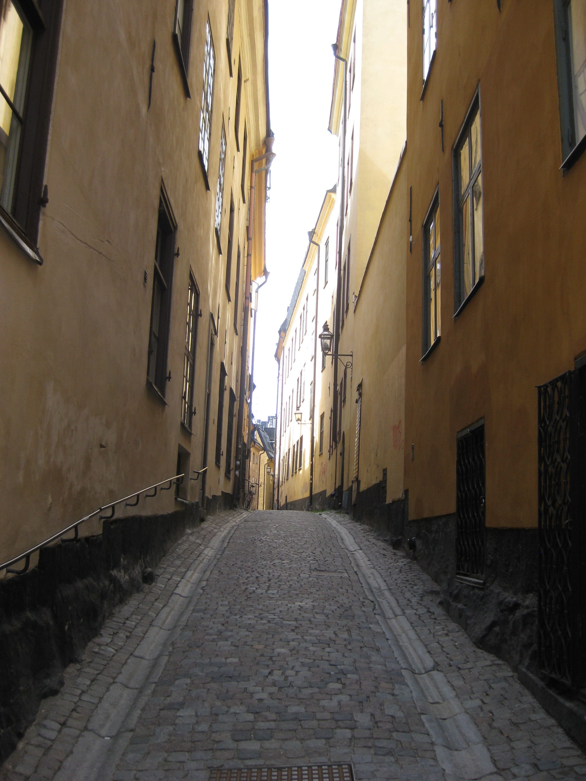 window, gamla stan, the way forward, empty, facade, direction, alley, no people, eng, sun, sweden, building, cobblestone, footpath, home, old town, residential district, Phone HD Wallpaper