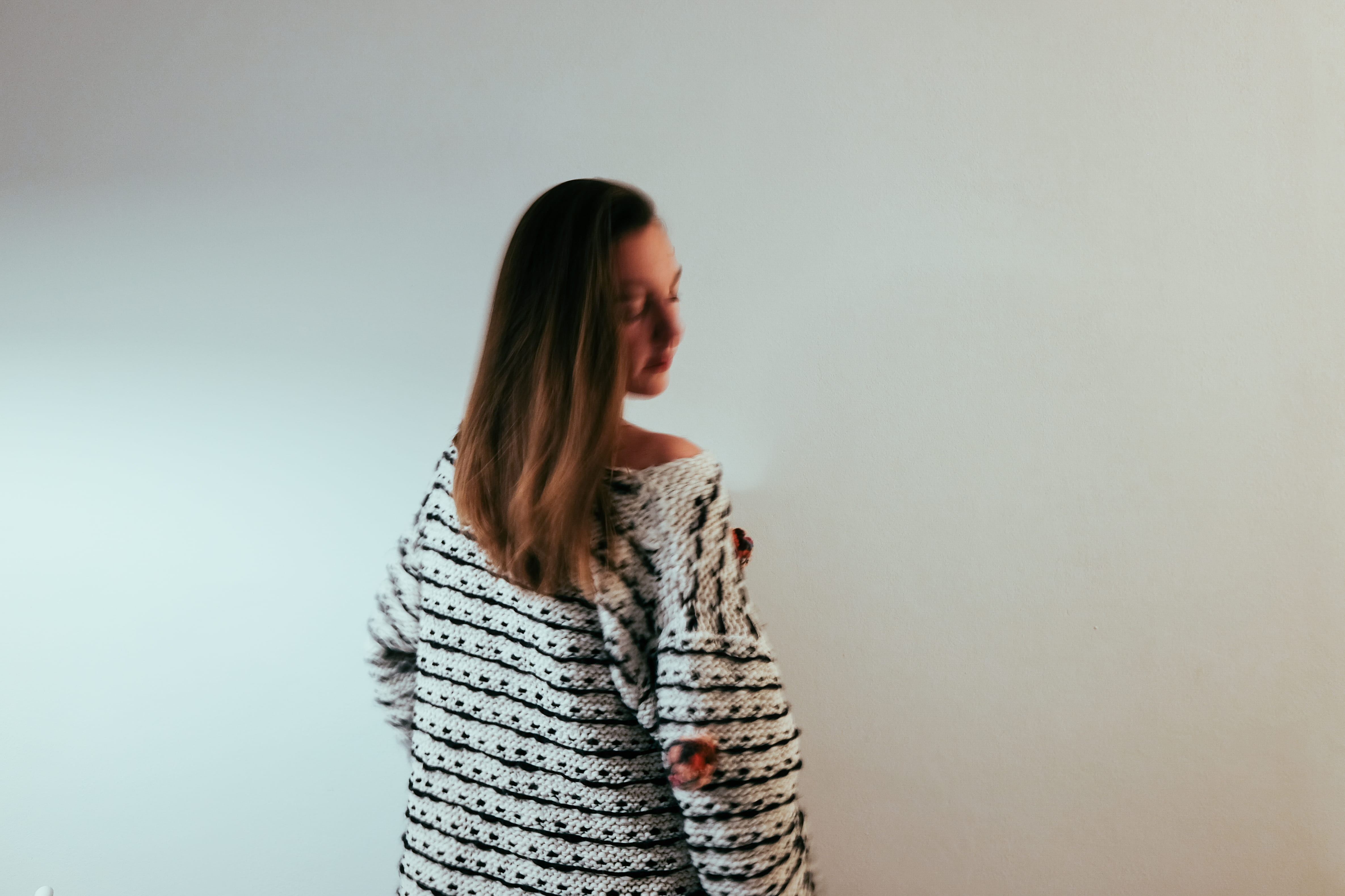 standing, 4K, warm clothing, real people, beautiful woman, waist up, girl, girlfriend, looking away, contemplation, perspective, love, studio shot, sweater, HD Wallpaper