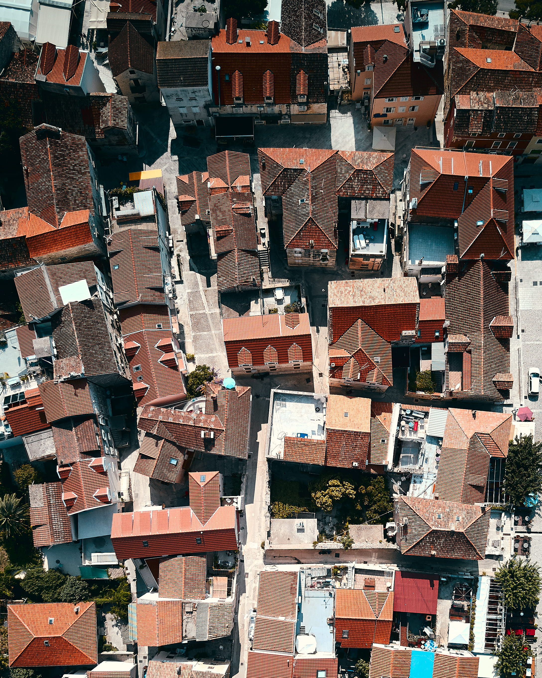 tile roof, 2K, urban, building, day, city life, house, city, building exterior, makarska, town, full frame, roof tile, croatia, aerial view, travel destinations, Phone HD Wallpaper