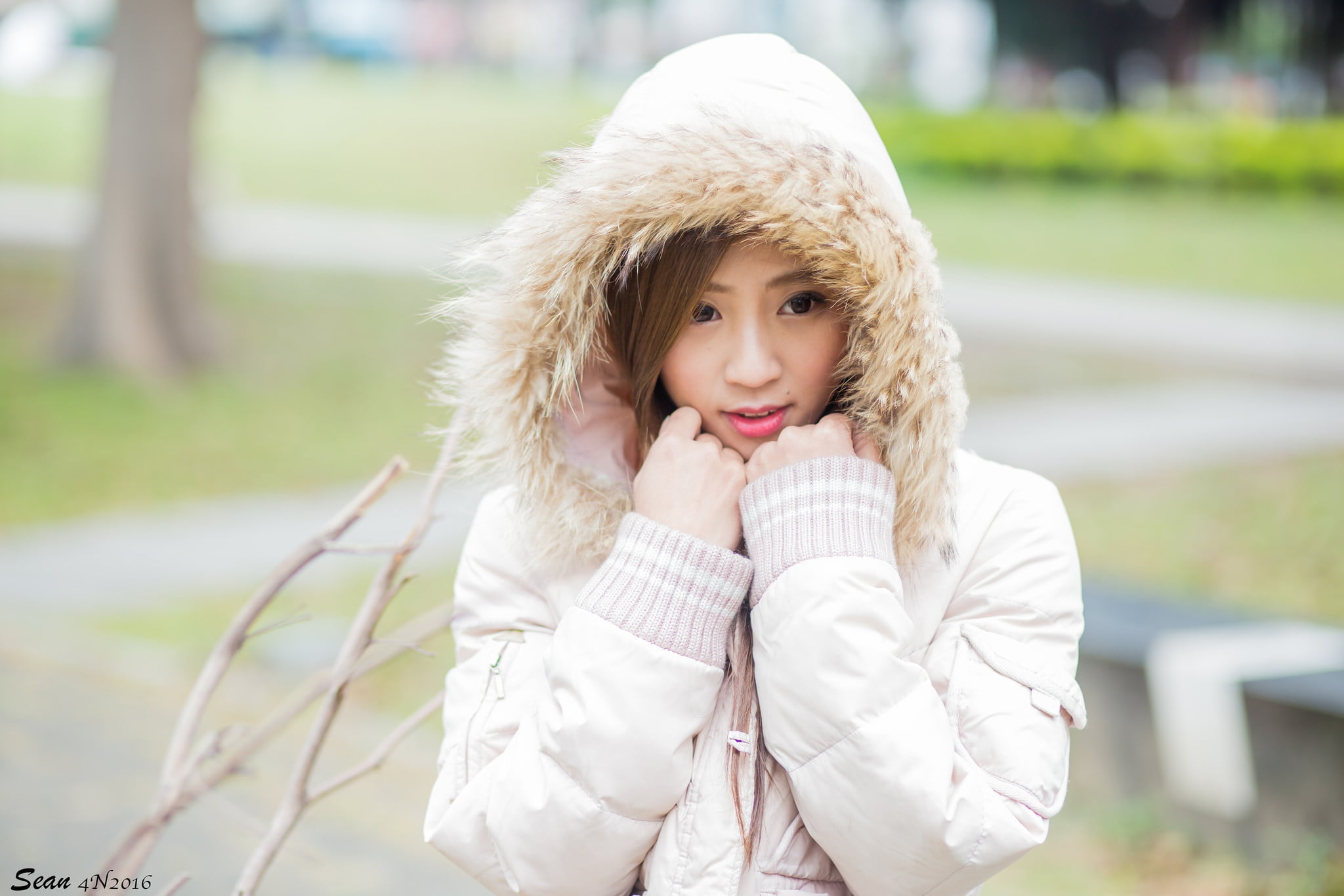 1080P, hair, day, hood - clothing, blond hair, young women, leisure activity, women, field, beautiful woman, portrait, front view, fur coats, focus on foreground, HD Wallpaper