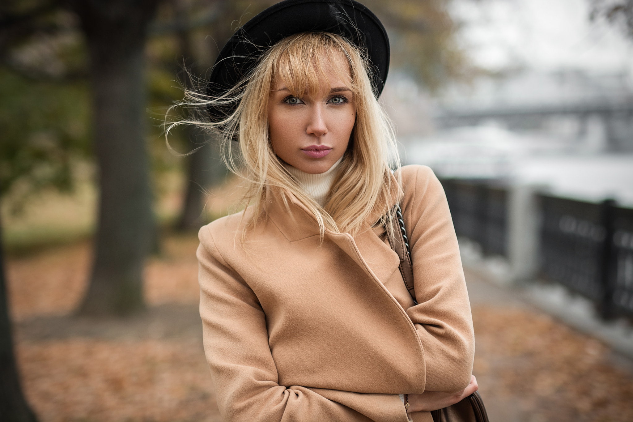 pink lipstick, women outdoors, women, trees, 1080P, women with hats, blonde, white sweater, black hat, hat, windy, coats, glamour, HD Wallpaper