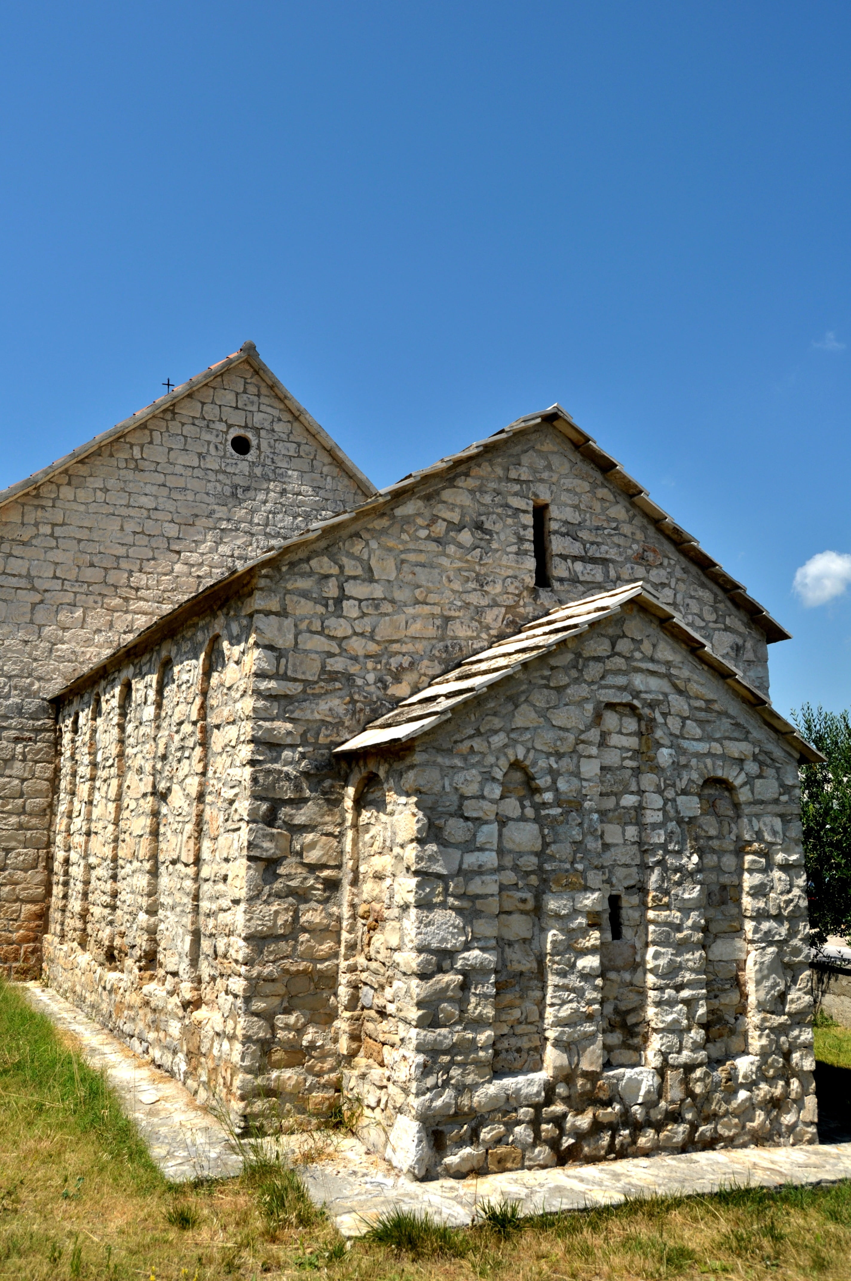 europe, architecture, church, belief, croatia, day, stone material, old, plant, place of worship, building, trogir, built structure, tourism, nature, outdoors, Phone HD Wallpaper