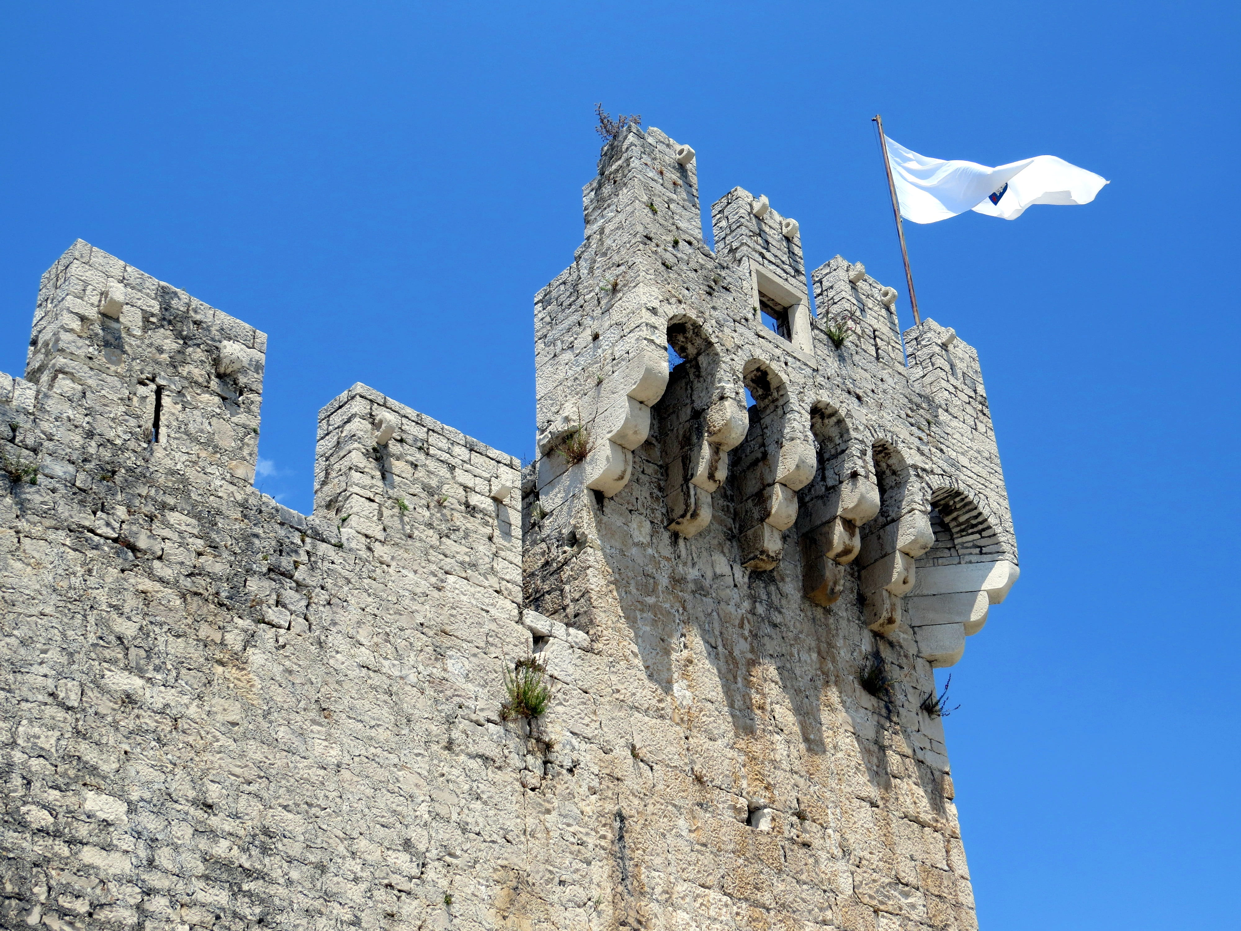 the war, building, history, wall, sky, flag, no people, built structure, stone wall, lake dusia, travel, nature, old building, tour, low, old ruin, buildings, HD Wallpaper
