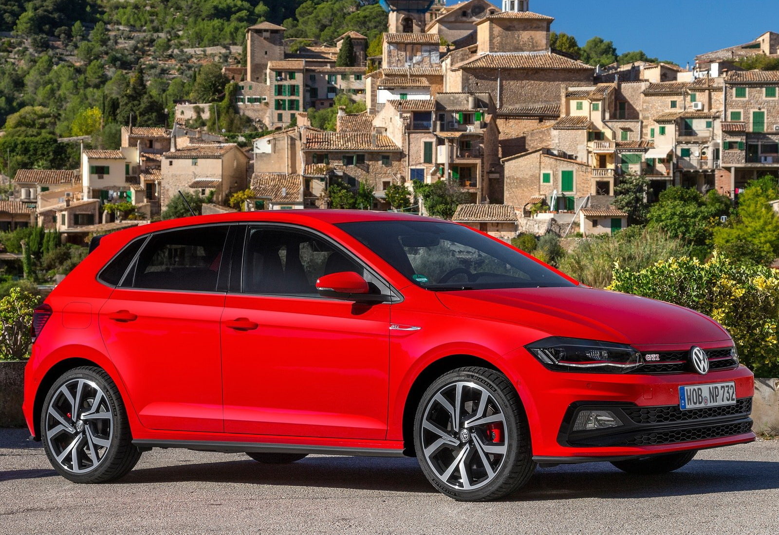 luxury, architecture, building exterior, nature, polo, street, built structure, land vehicle, volkswagen, car, 720P, building, tree, outdoors, city, residential district, HD Wallpaper