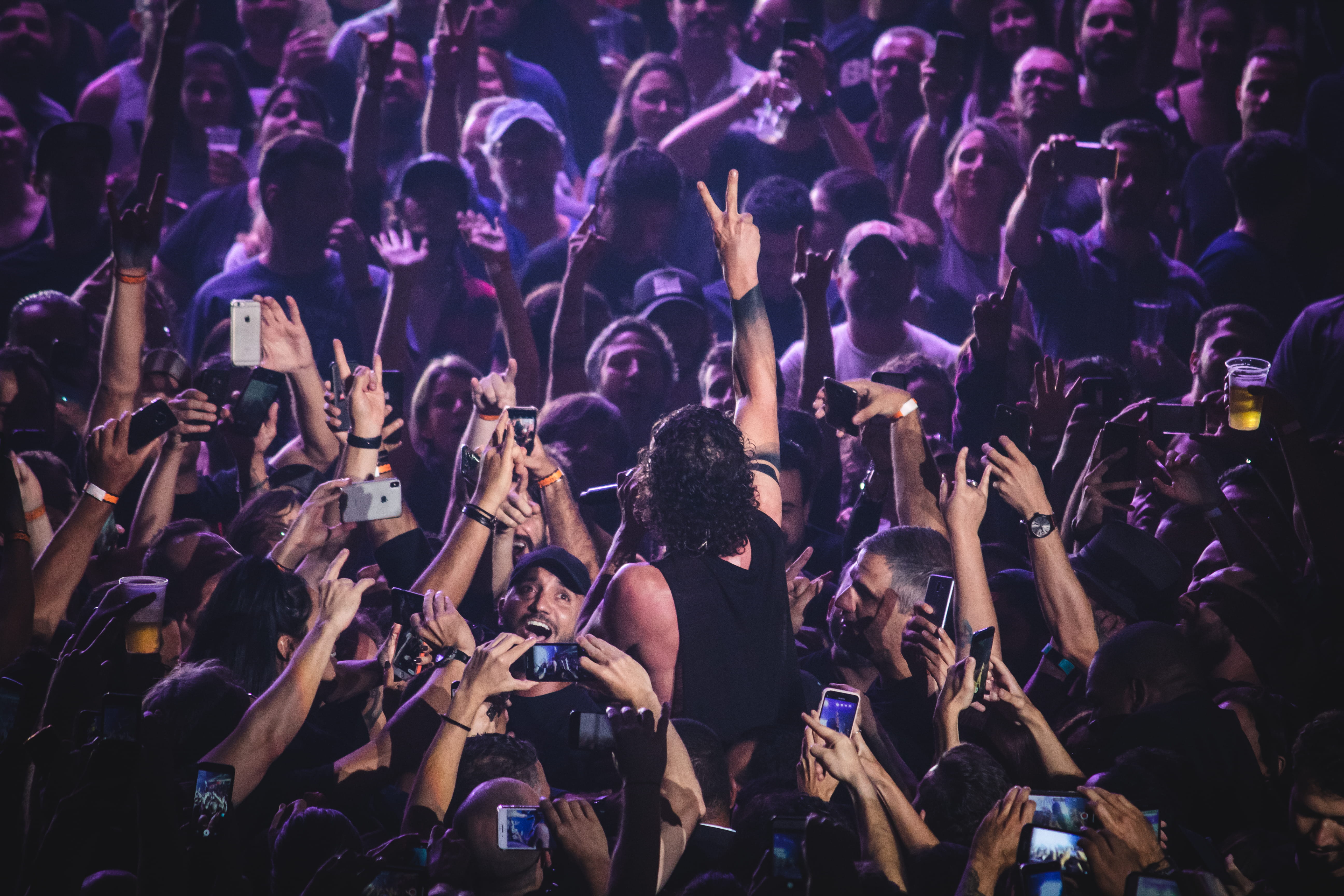 spotlight, music festival, 5K, fun, adult, women, leisure activity, people, cellphones, smartphones, purple, real people, festival, concert, light, wear, HD Wallpaper