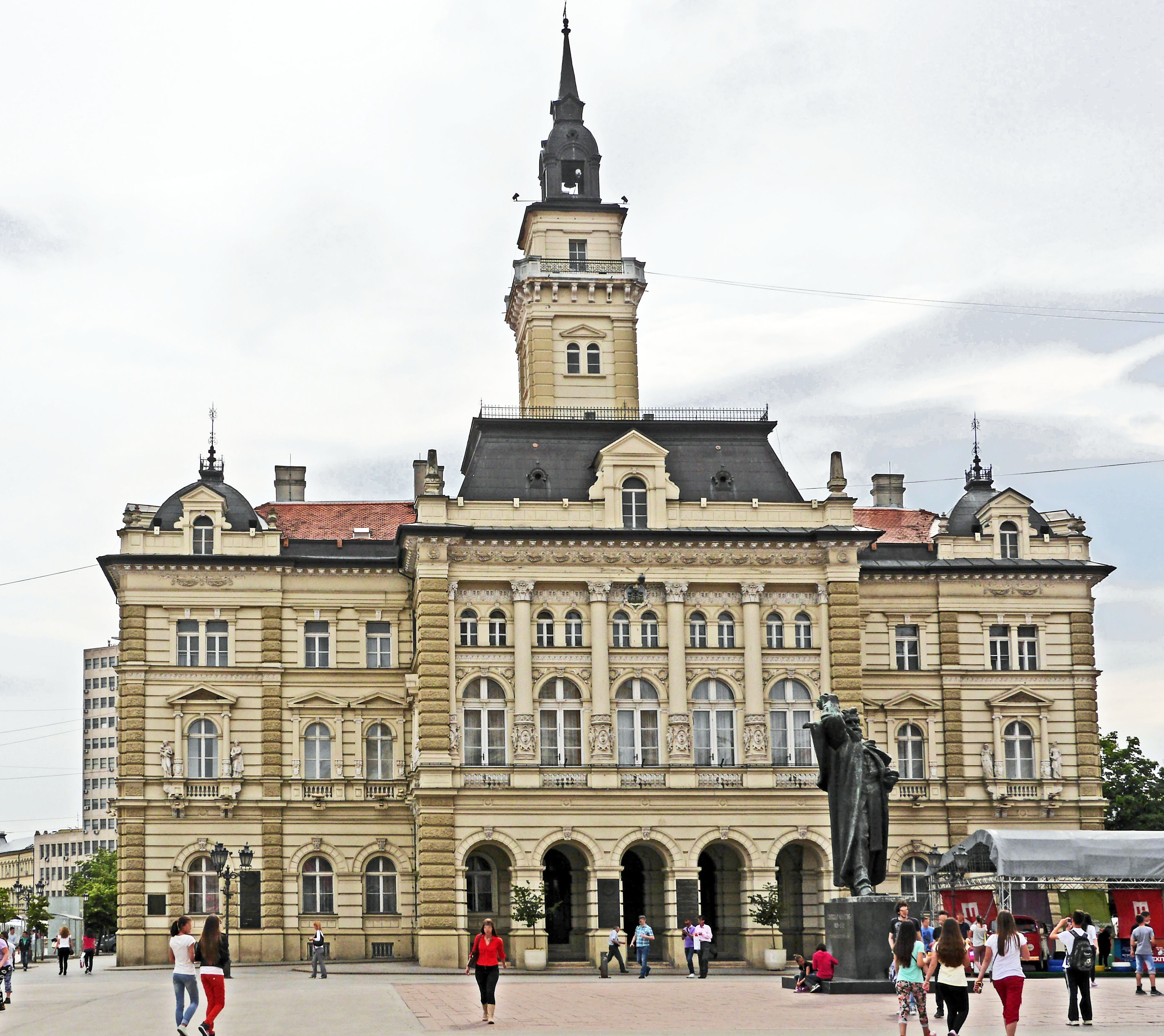 stage, tourism, crowd, town hall, serbia, cloud - sky, people, building exterior, city, concrete, walking, large group of people, outdoors, incidental people, HD Wallpaper