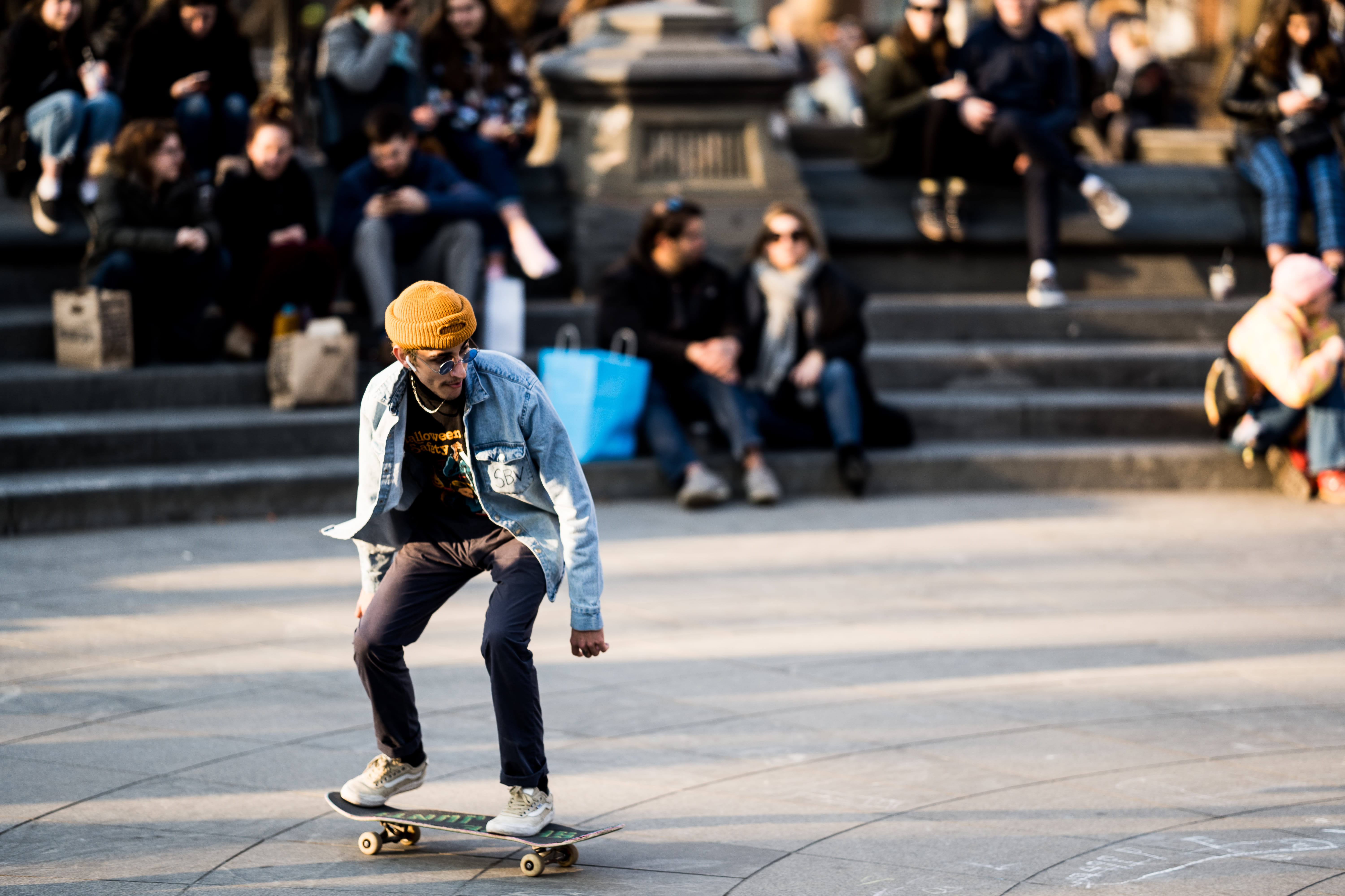 apparel, spectator, accessories, helmet, large group of people, day, sports, street, real people, outdoors, skateboard, focus on foreground, accessory, HD Wallpaper