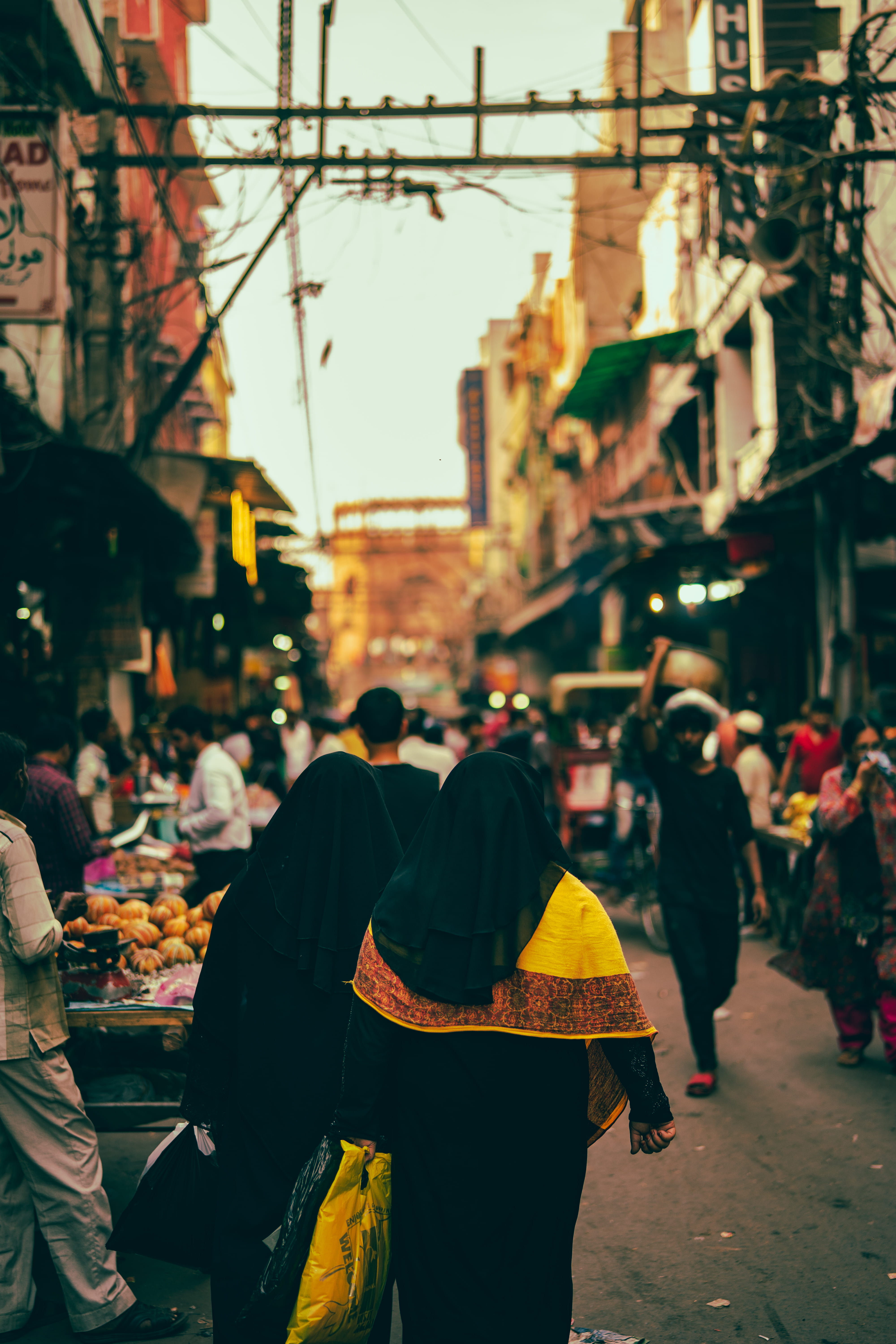 5K, crowd, pedestrian, street, old delhi, plant, group of people, architecture, walking, men, buildings, market, sari, lifestyles, built structure, human, Phone HD Wallpaper
