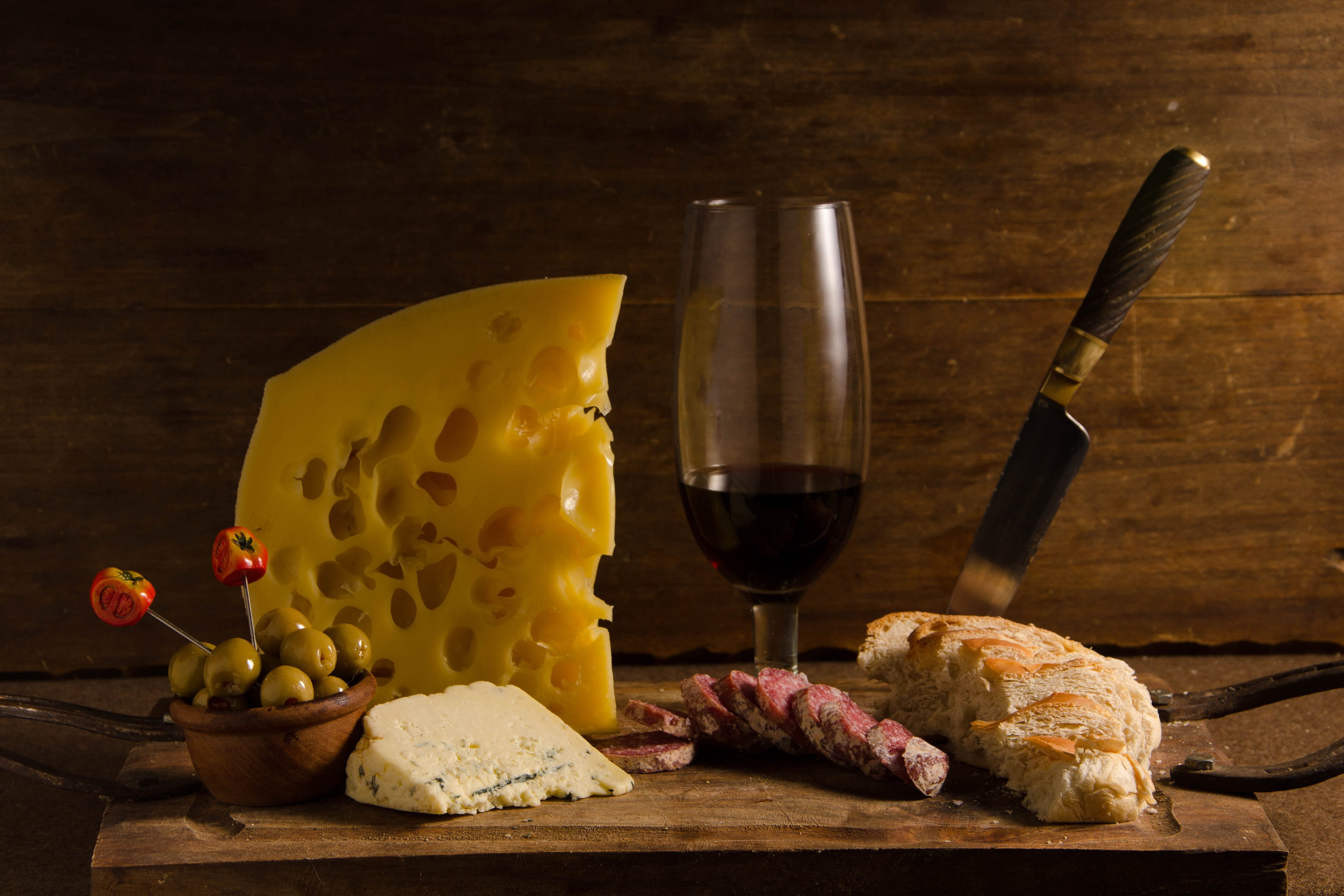 alcohol, refreshment, french food, glass, deli, wine, food, red wine, cheese, still life, wineglass, no people, drink, dairy product, cutting board, freshness, HD Wallpaper