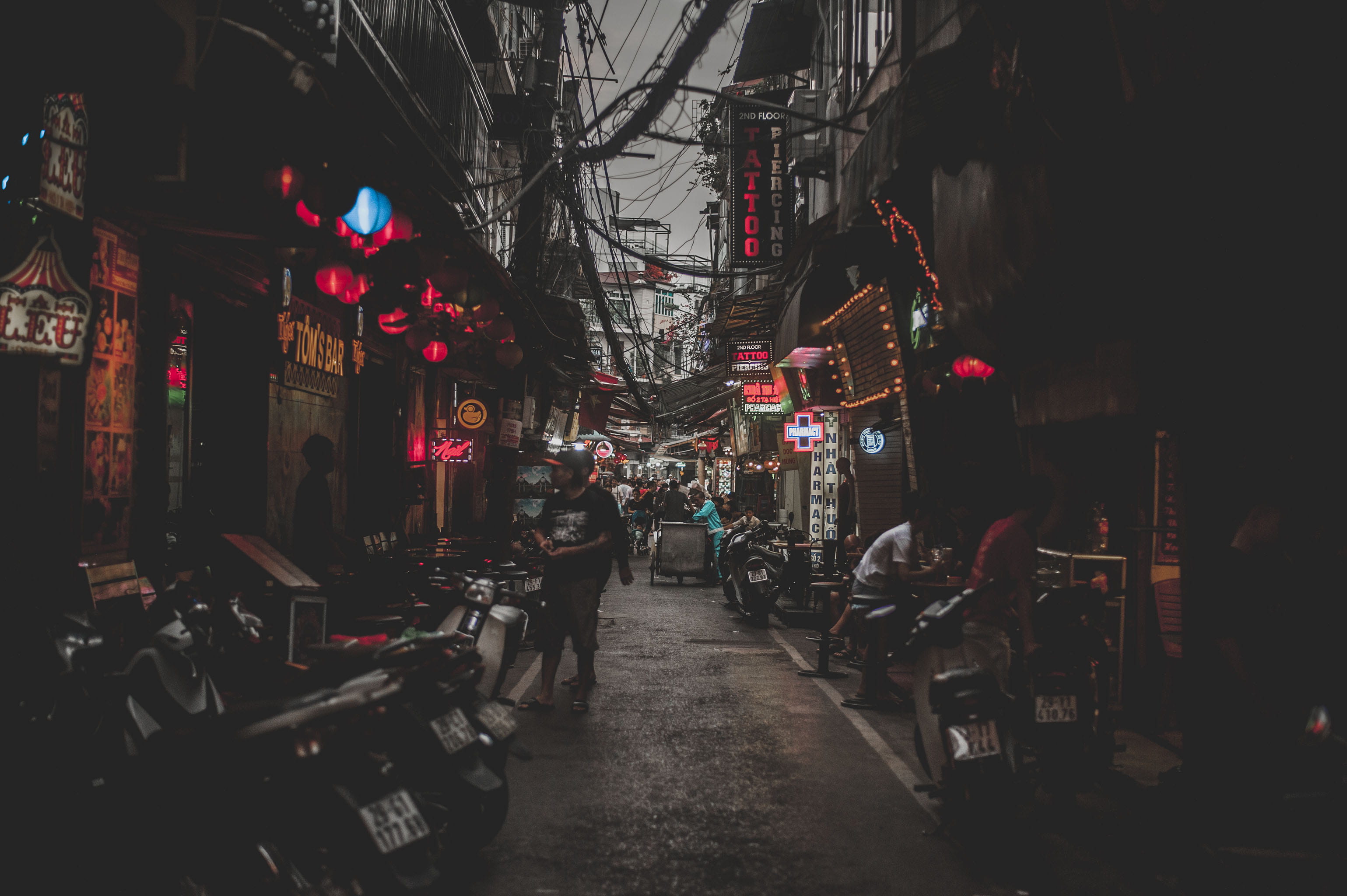 built structure, evening, walking, 2K, crowd, building, motor vehicle, shops, tourists, lanterns, transportation, direction, close, building exterior, HD Wallpaper
