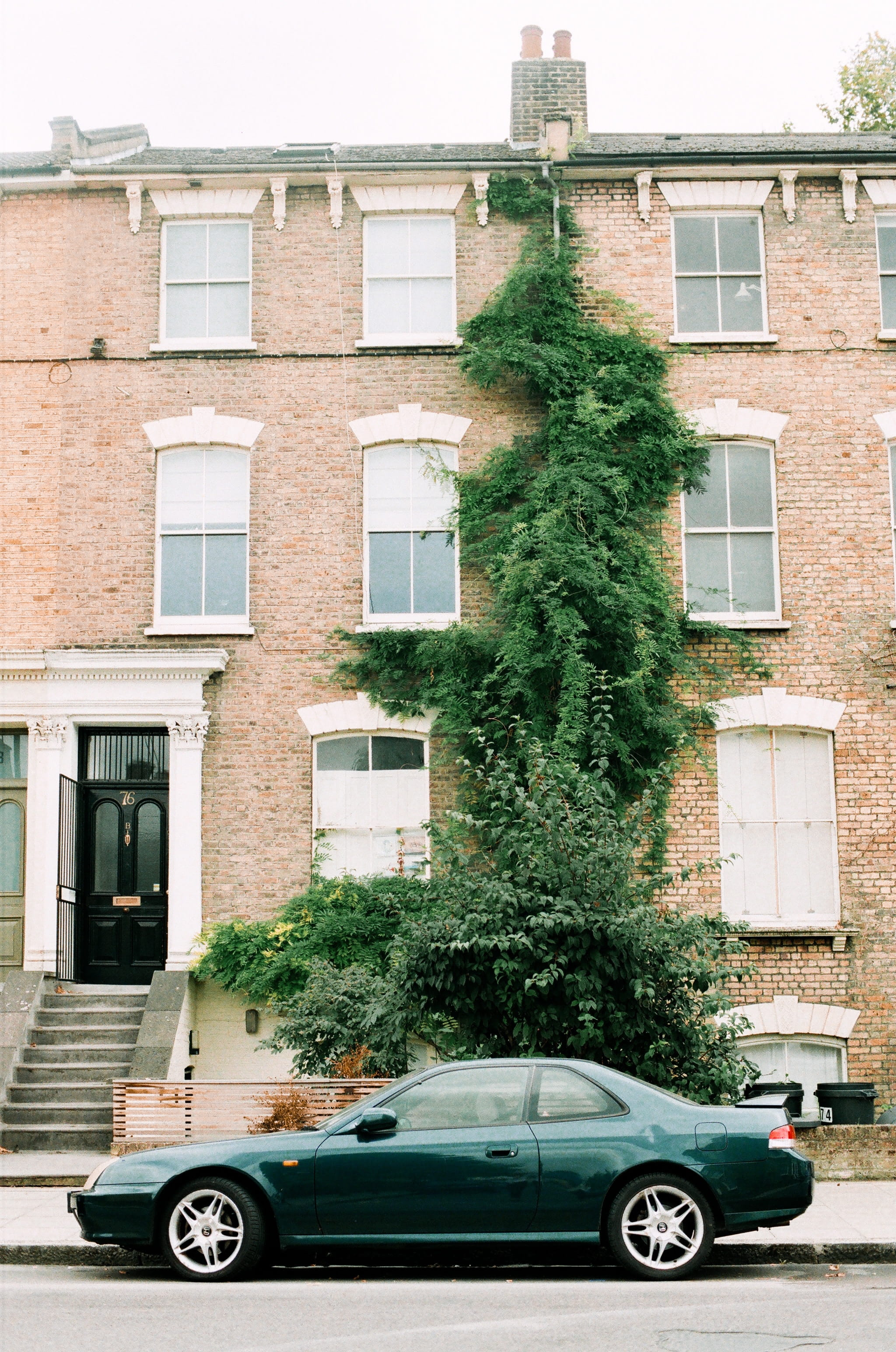 front, house, land vehicle, mode of transportation, white, built structure, home, street, transportation, building, brown, apartment, brick wall, city, Phone HD Wallpaper