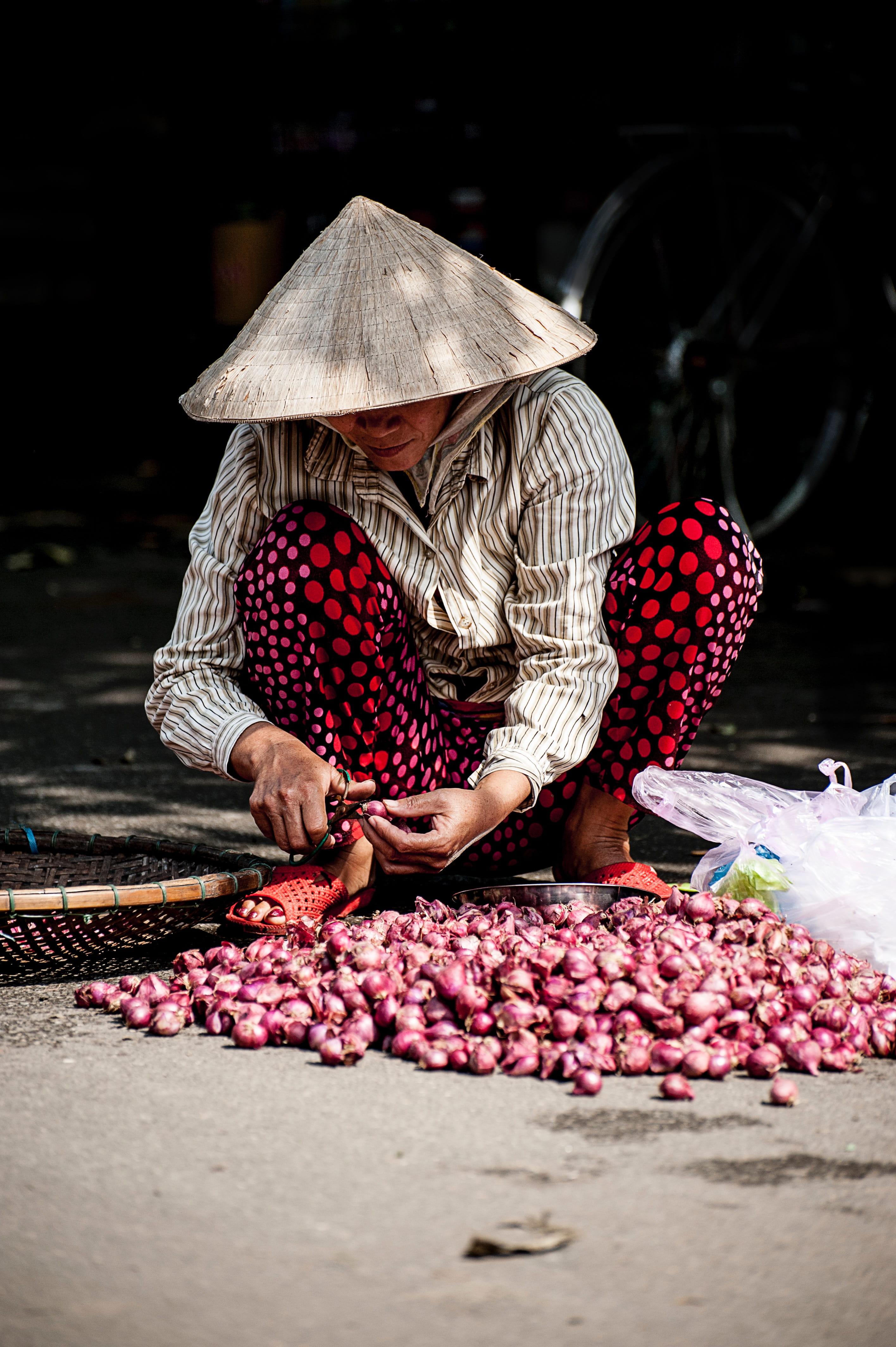 working, cook, women, vegetable, preparation, selling, outdoors, for sale, occupation, onion, woman, adult, freshness, food, peel, one person, peeling, Phone HD Wallpaper