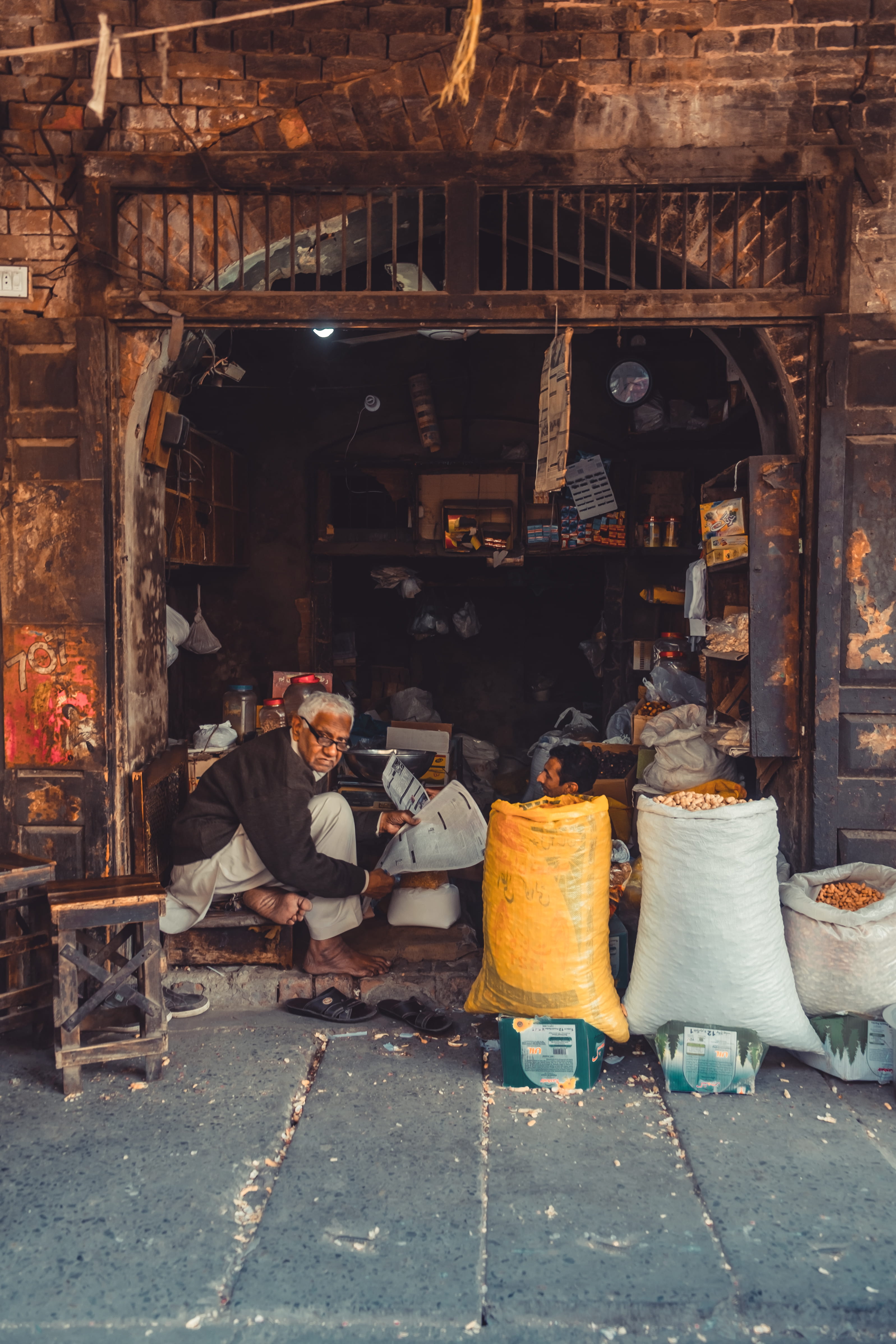 day, inside, real people, 4K, merchant, sitting, built structure, large group of objects, men, container, small business, pakistan, architecture, adult, Phone HD Wallpaper