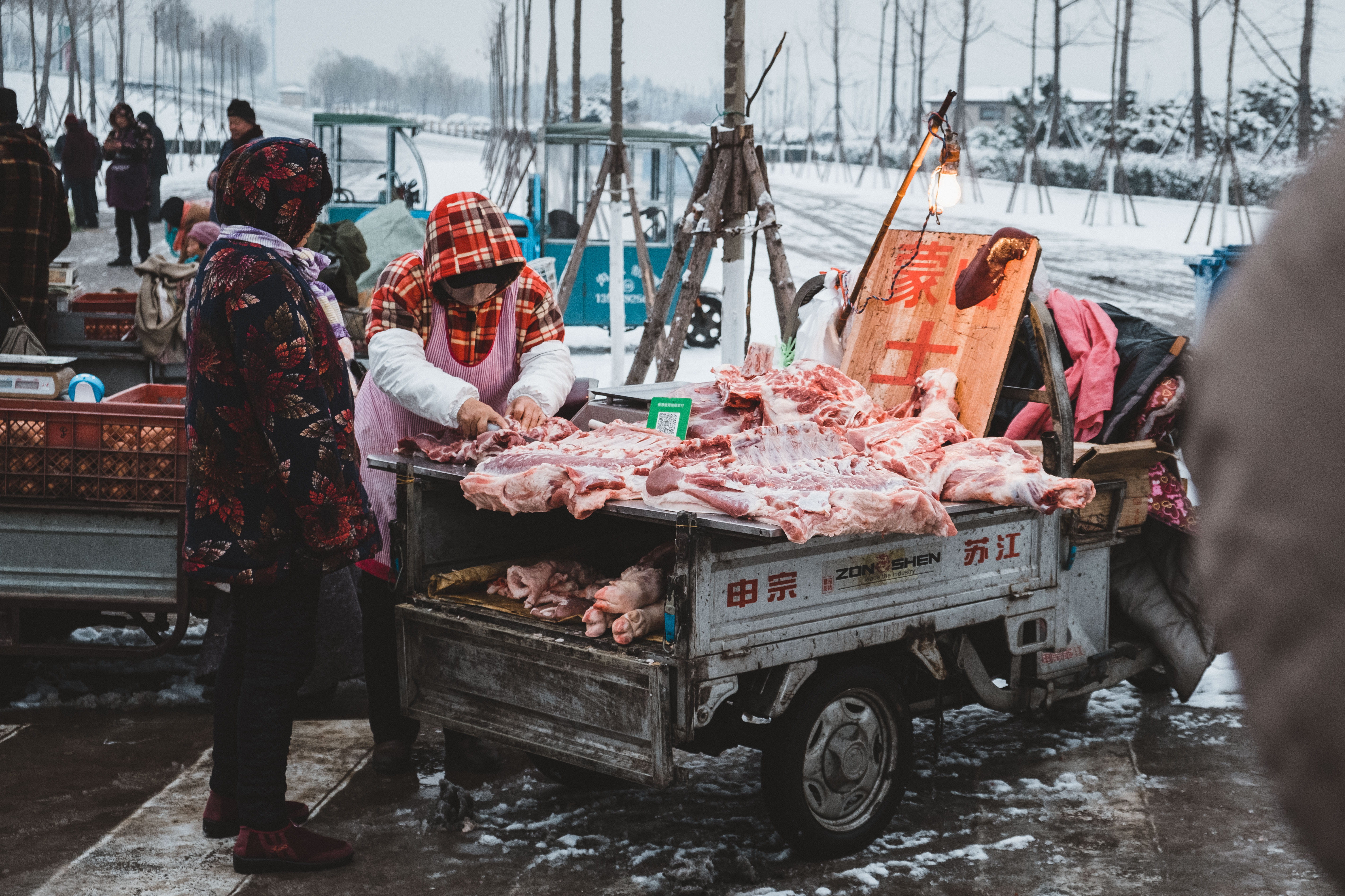 snow, sale, standing, food and drink, mode of transportation, people, transportation, market stall, incidental people, market, raw food, man, for sale, HD Wallpaper