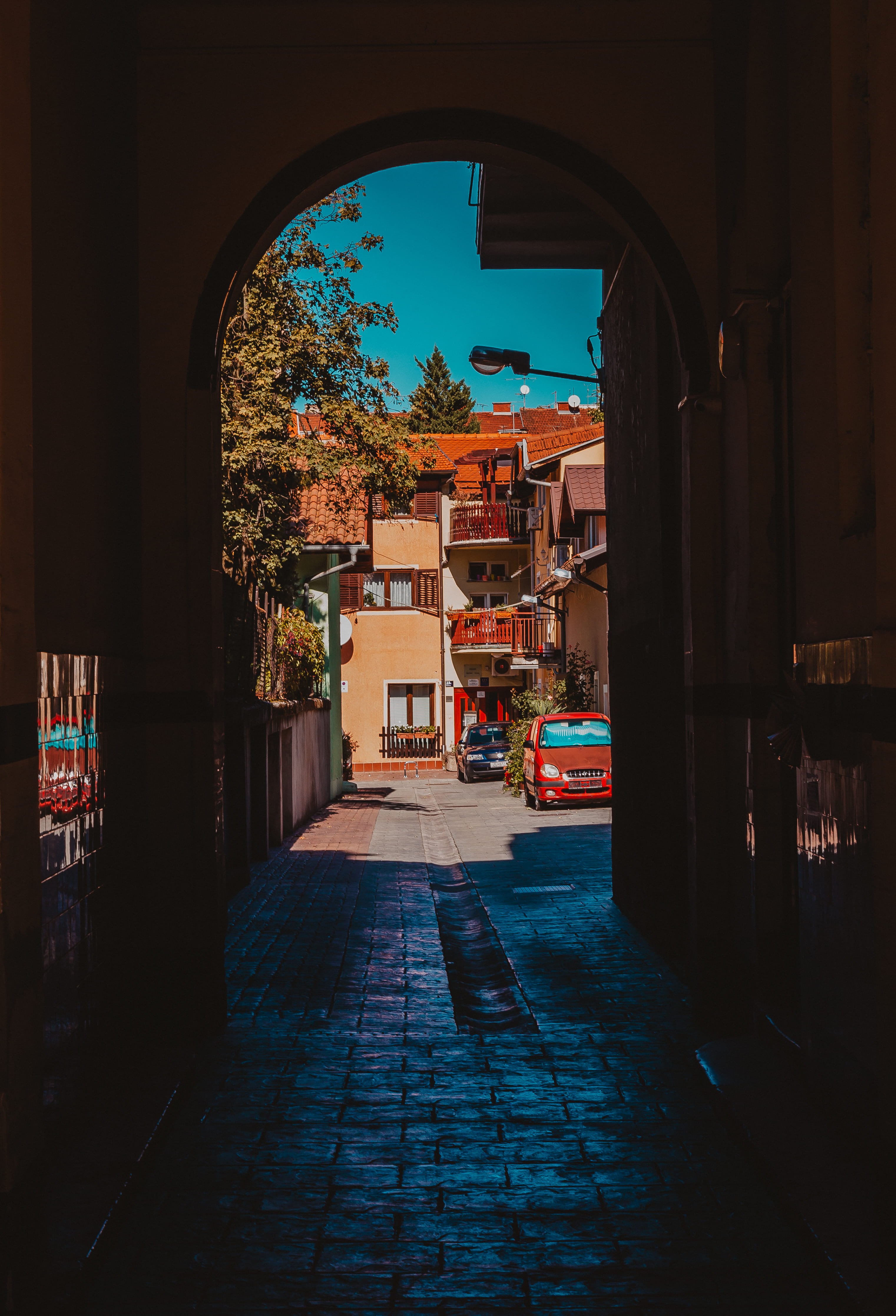inn, nature, brick, outdoors, direction, city, urban, brown, no people, cobblestone, alleyway, villa, building, sidewalk, mode of transportation, built structure, Phone HD Wallpaper