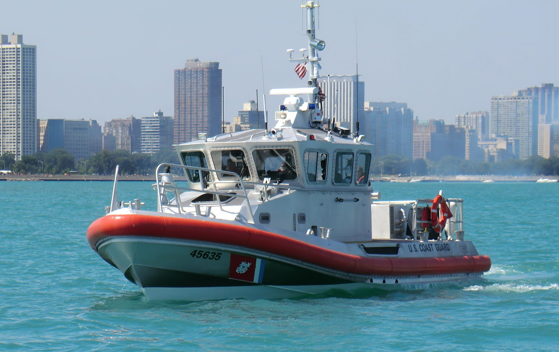 nautical vessel, chicago, 1080P, vessel, water, ship, day, sky, nature, white, skyline, usa, lake michigan, urban skyline, tower, powerboat, building exterior, HD Wallpaper