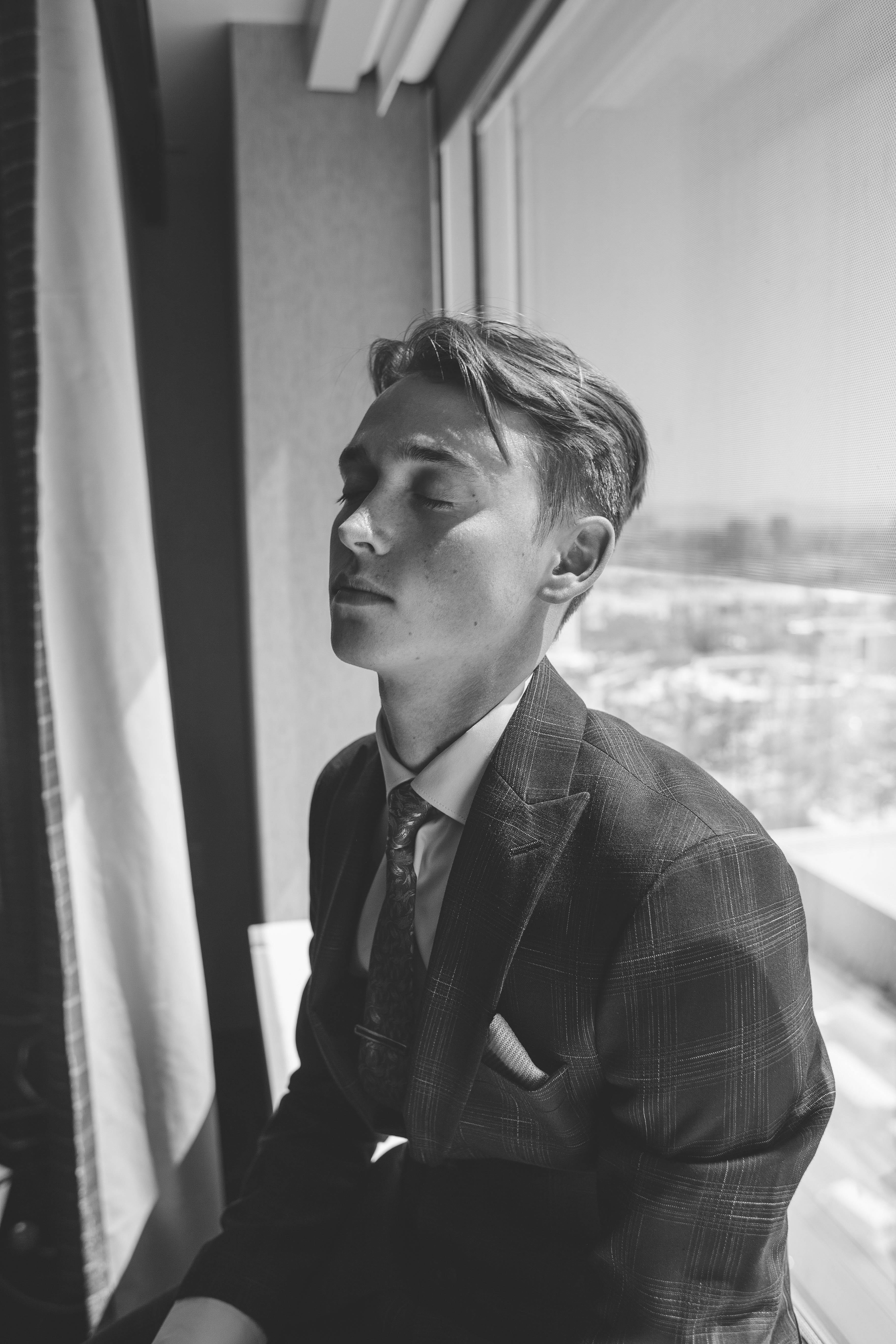 glass, localgrapher, beside, leisure activity, well-dressed, 5K, real people, suit, style, contemplation, looking away, lasvega, indoors, model, males, Phone HD Wallpaper