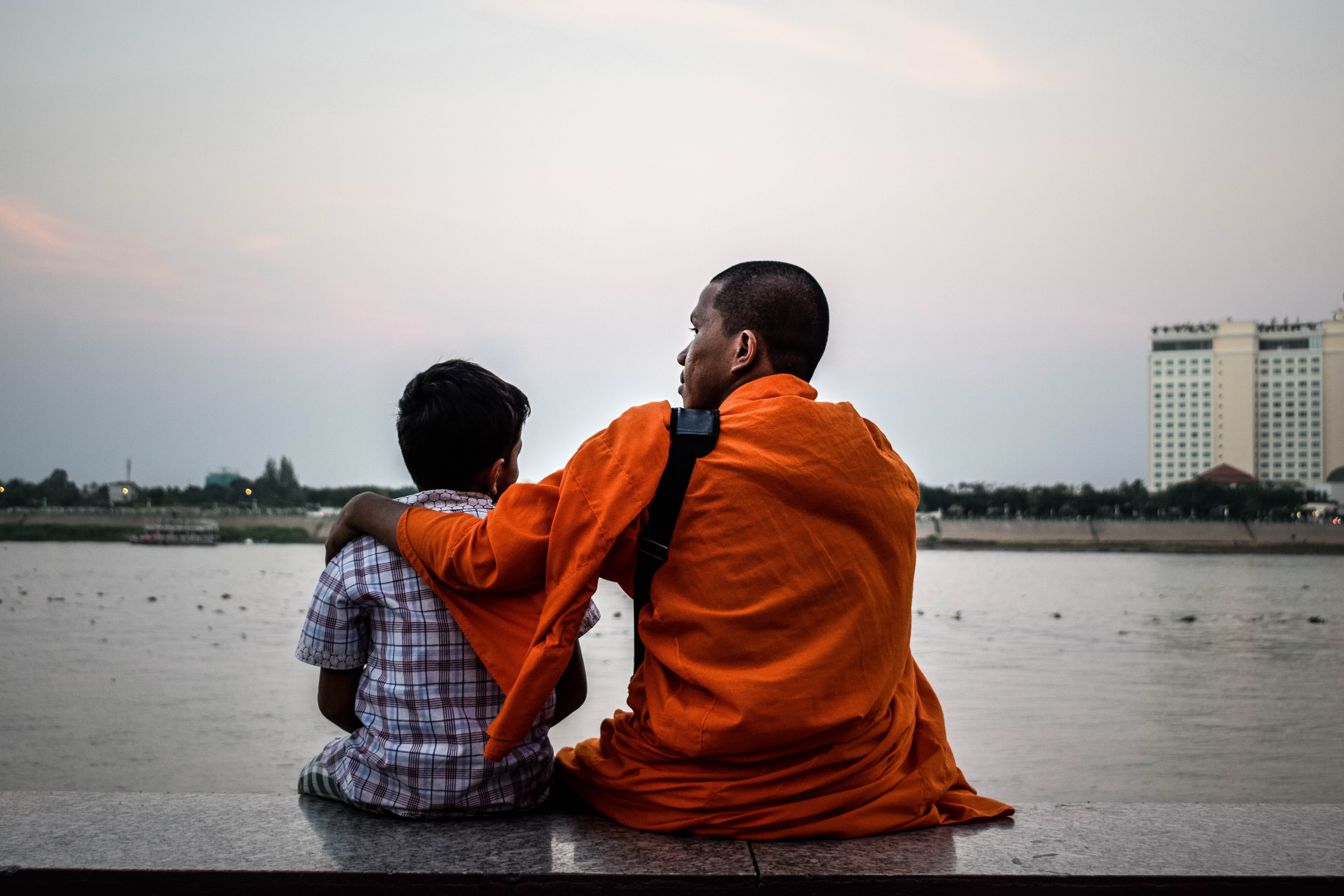 budista, water, sky, nature, traditional clothing, buddhist, togetherness, outdoors, lifestyles, built structure, 5K, two people, monje, people, hug, real people, HD Wallpaper
