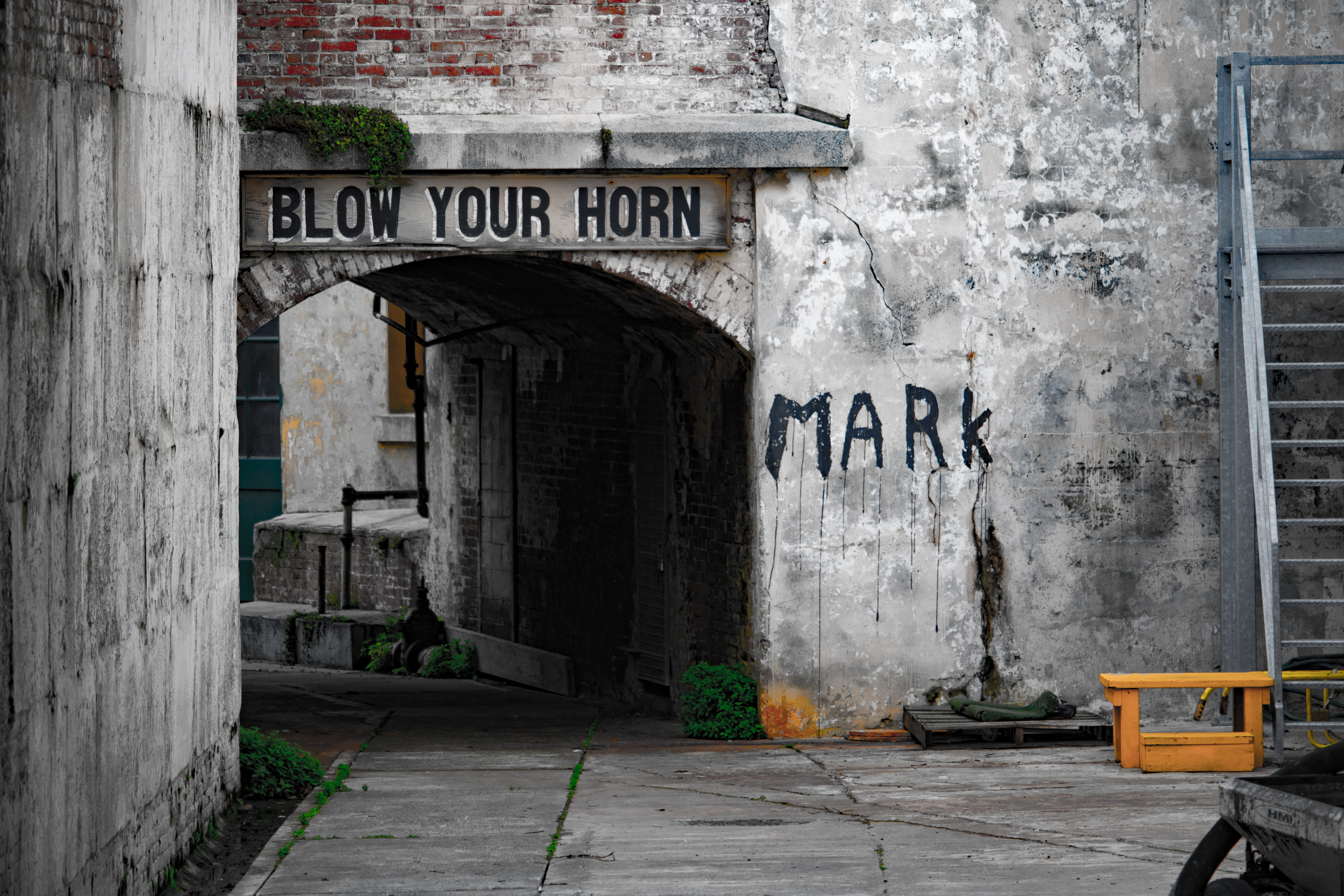passage, brick wall, signage, no people, stairs, message, sign, san francisco, blow, picture, entrance, built structure, old, street, horn, information, HD Wallpaper