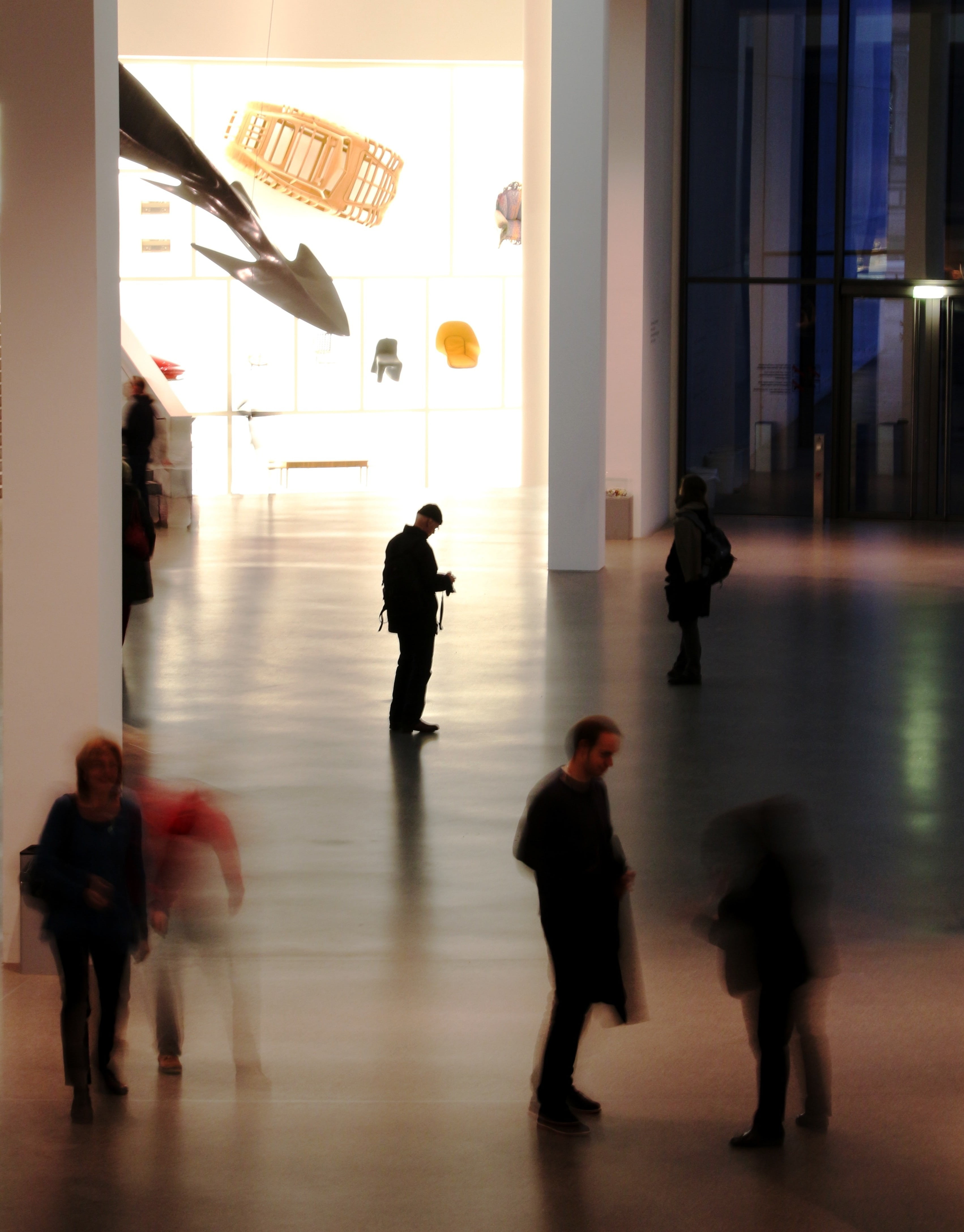crowd, 4K, motion, foyer, full length, leisure activity, museum, art gallery, stand, medium group of people, real people, men, walking, city, group, women, Phone HD Wallpaper