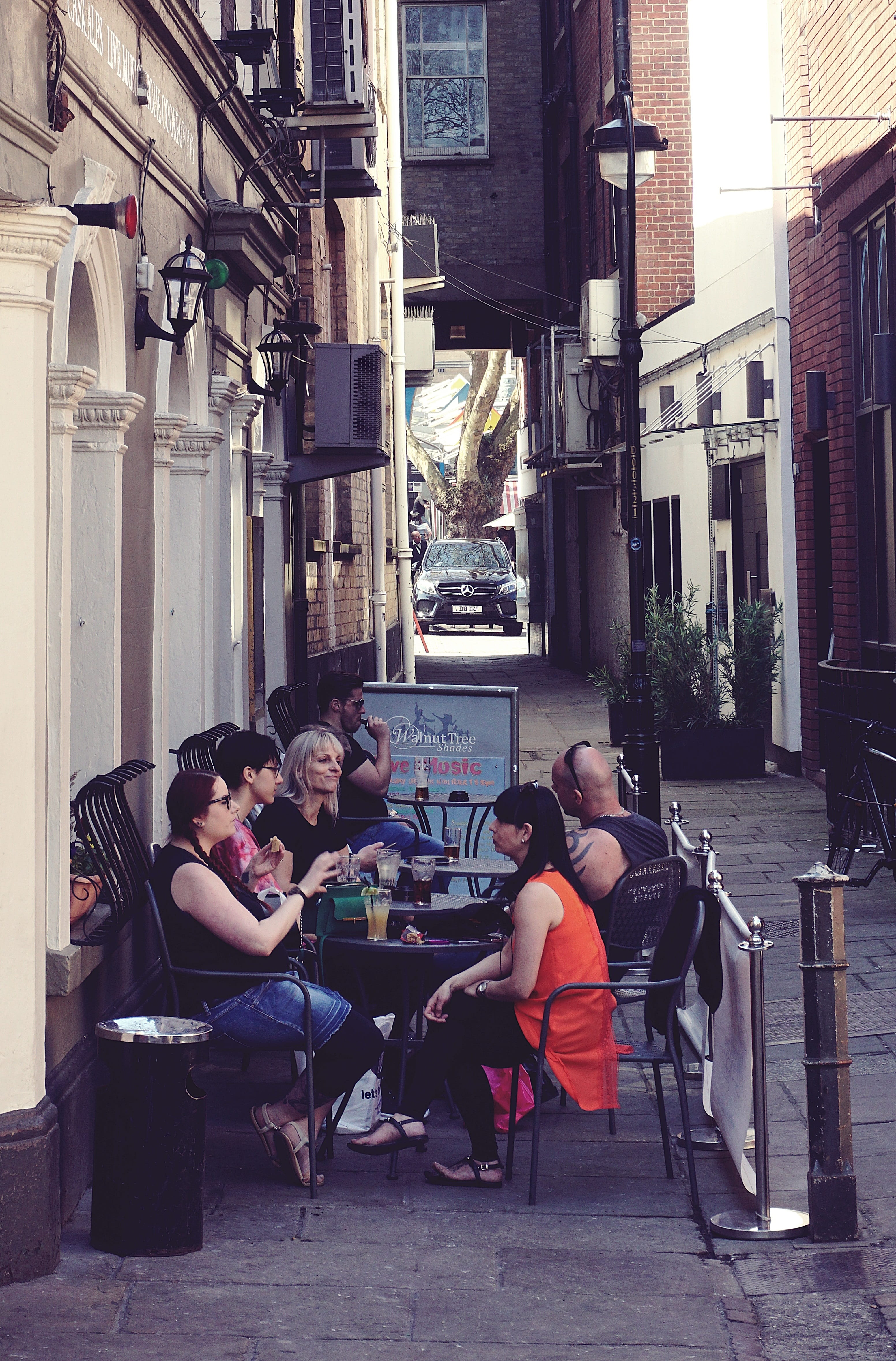 group, outdoors, tourist, women, 4K, city, road, table, building, group of people, lifestyles, daylight, pavement, men, chairs, street, people, commerce, Phone HD Wallpaper