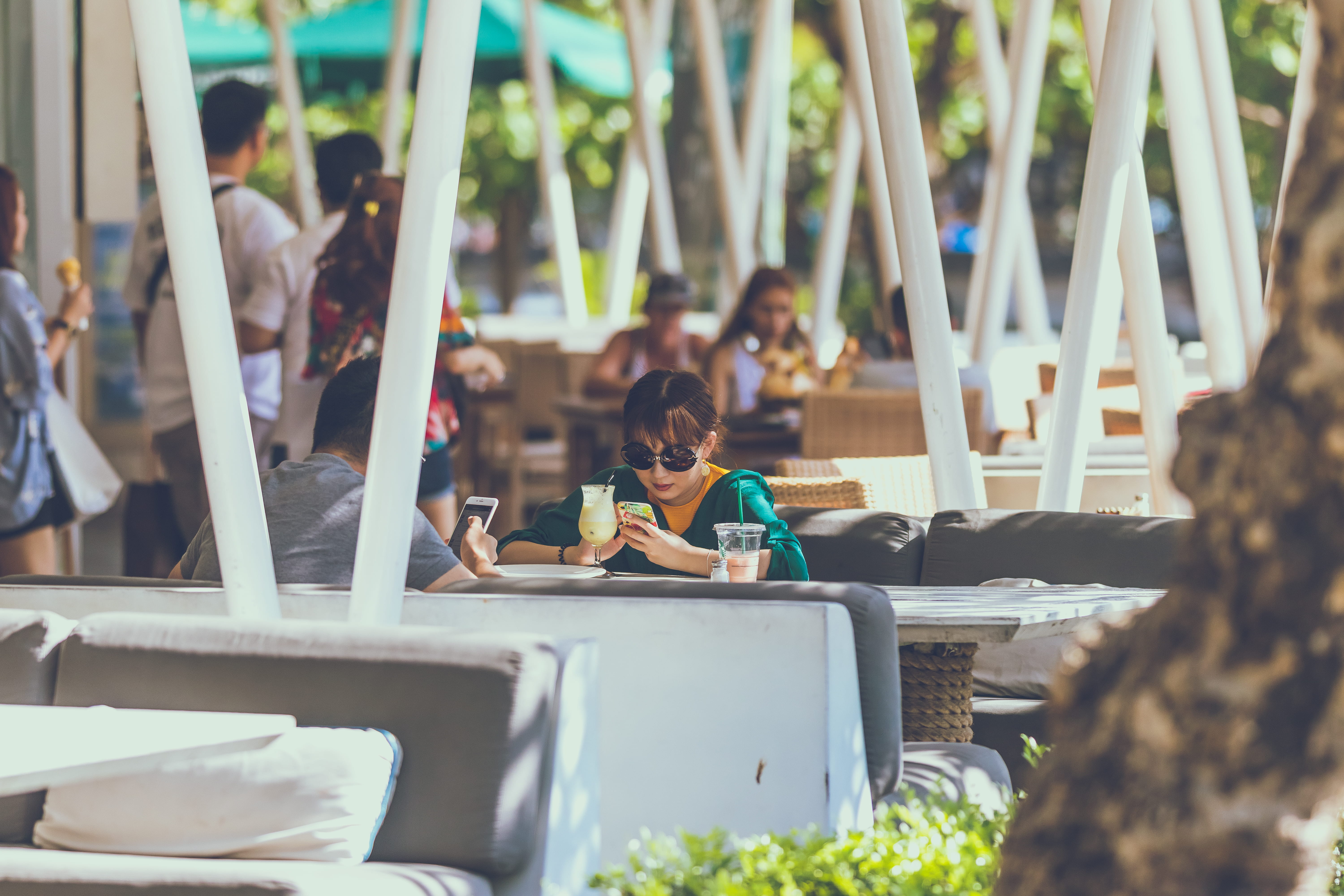 selective focus, love, men, female, lifestyle, day, sitting, together, fun, seat, sidewalk, furniture, wireless technology, focus, summer, dating, girlfriend, HD Wallpaper