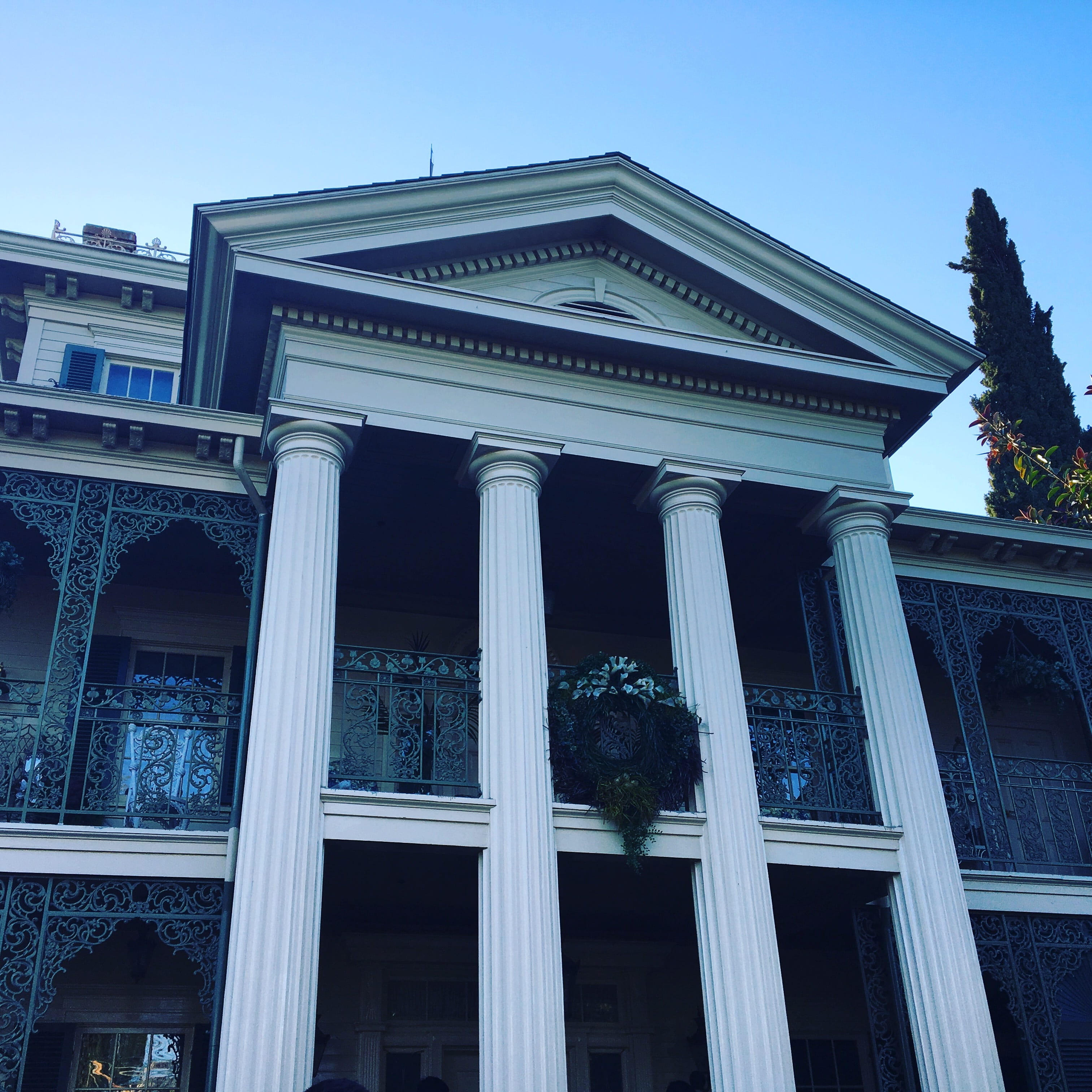 neo-classical, city, the past, hitchhiking ghosts, pediment, no people, building, clear sky, halloween, haunted mansion, architectural column, nature, plant, Phone HD Wallpaper