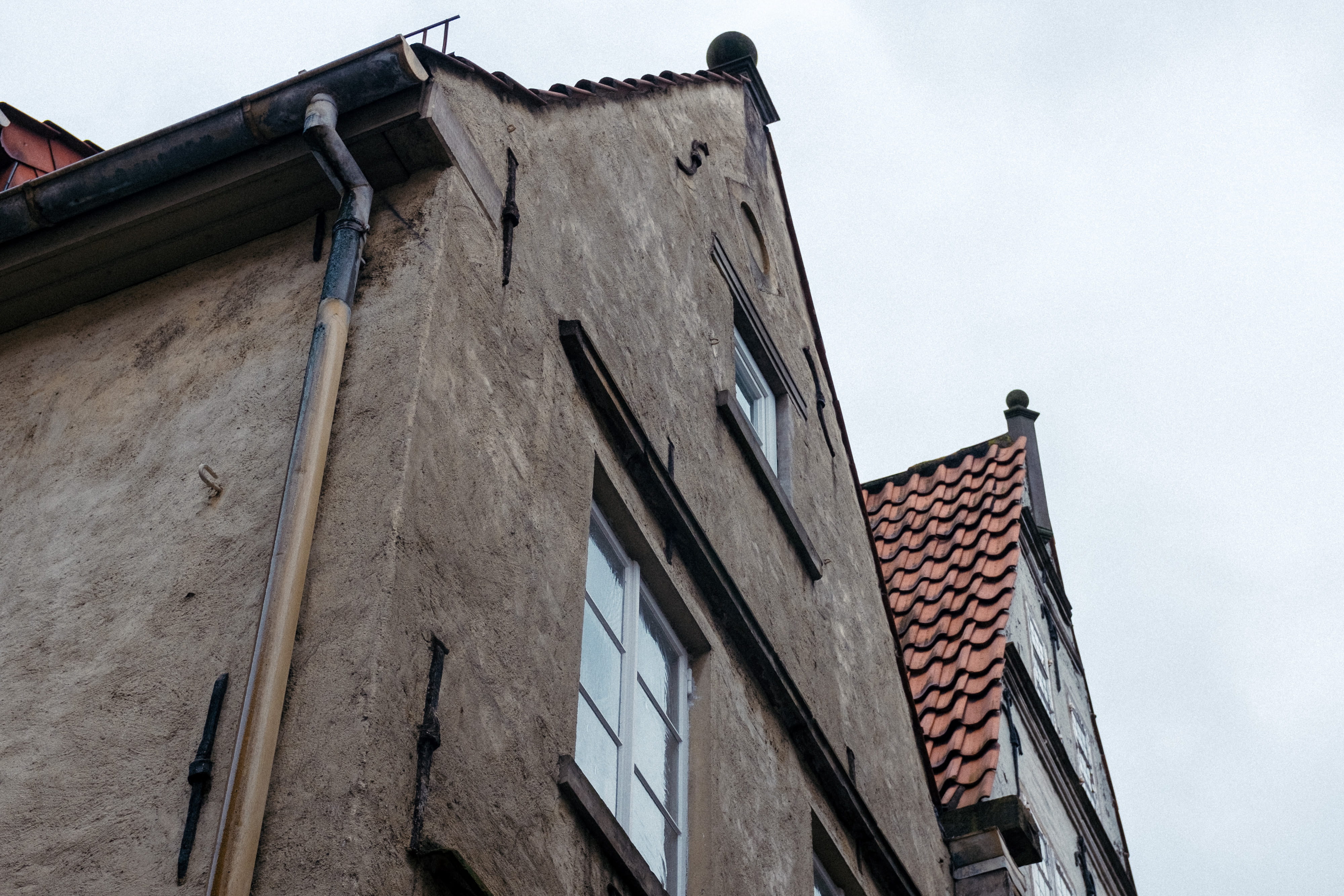 plant, no people, roof tile, building exterior, the past, home, grey, built structure, traditional, old, building, colonial, 4K, brick, bremen, day, low angle view, HD Wallpaper