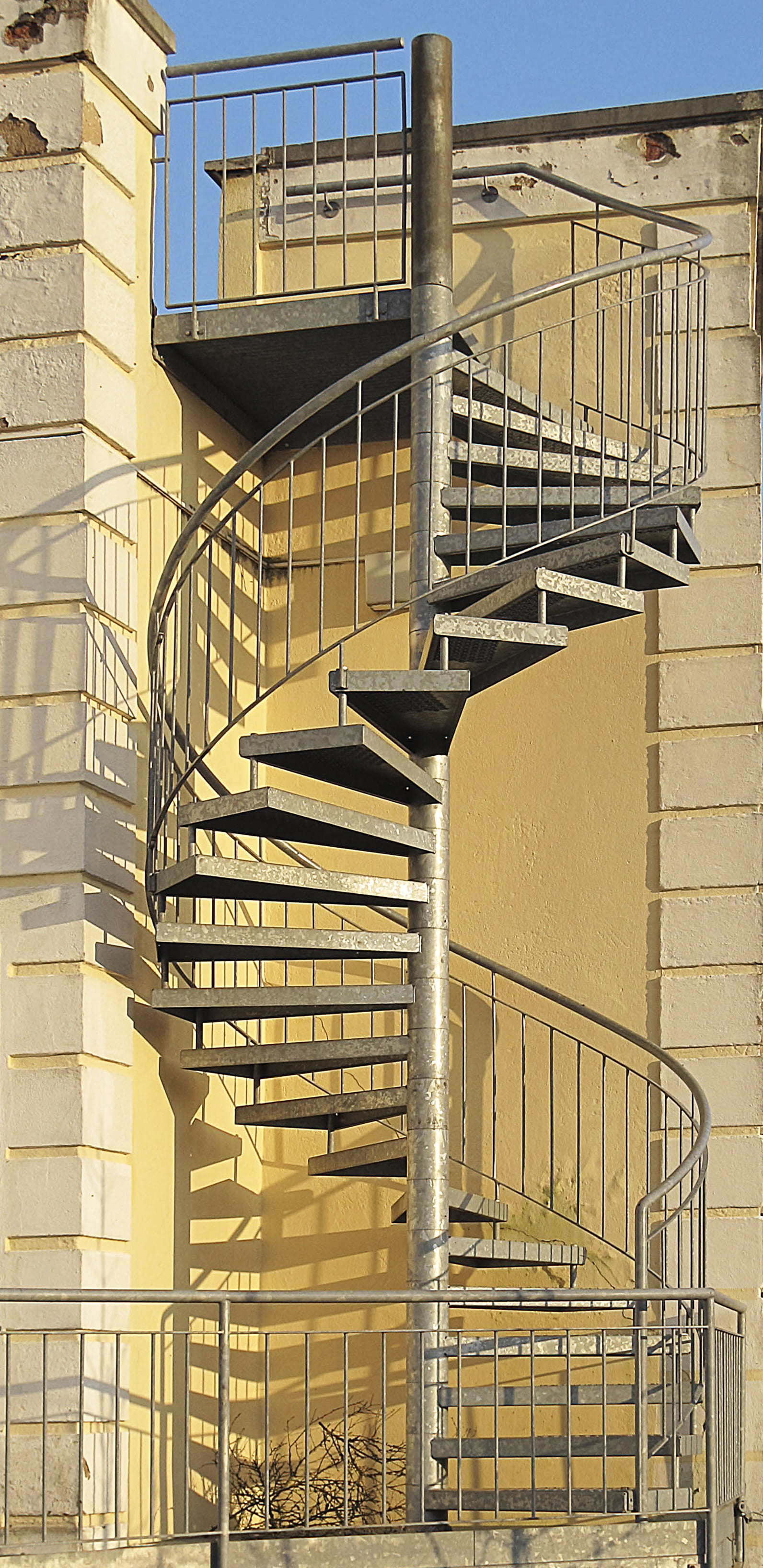 building exterior, steel stairs, architecture, gradually, outdoors, metal, wall, steel spiral staircase, emergency staircase, steps and staircases, fire escape, Phone HD Wallpaper