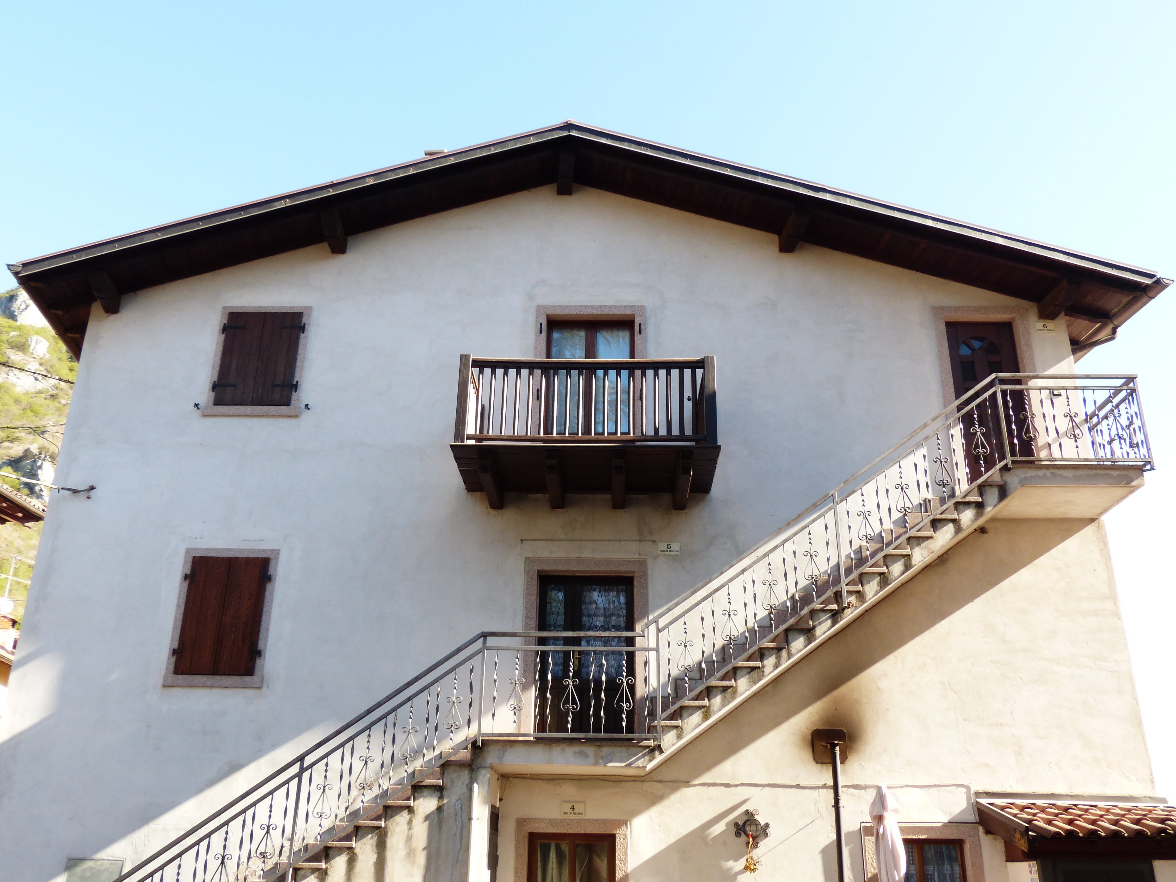 residential district, balcony, sunlight, italian style, building, outdoors, external staircase, day, staircase, wrought iron, clear sky, low angle view, HD Wallpaper