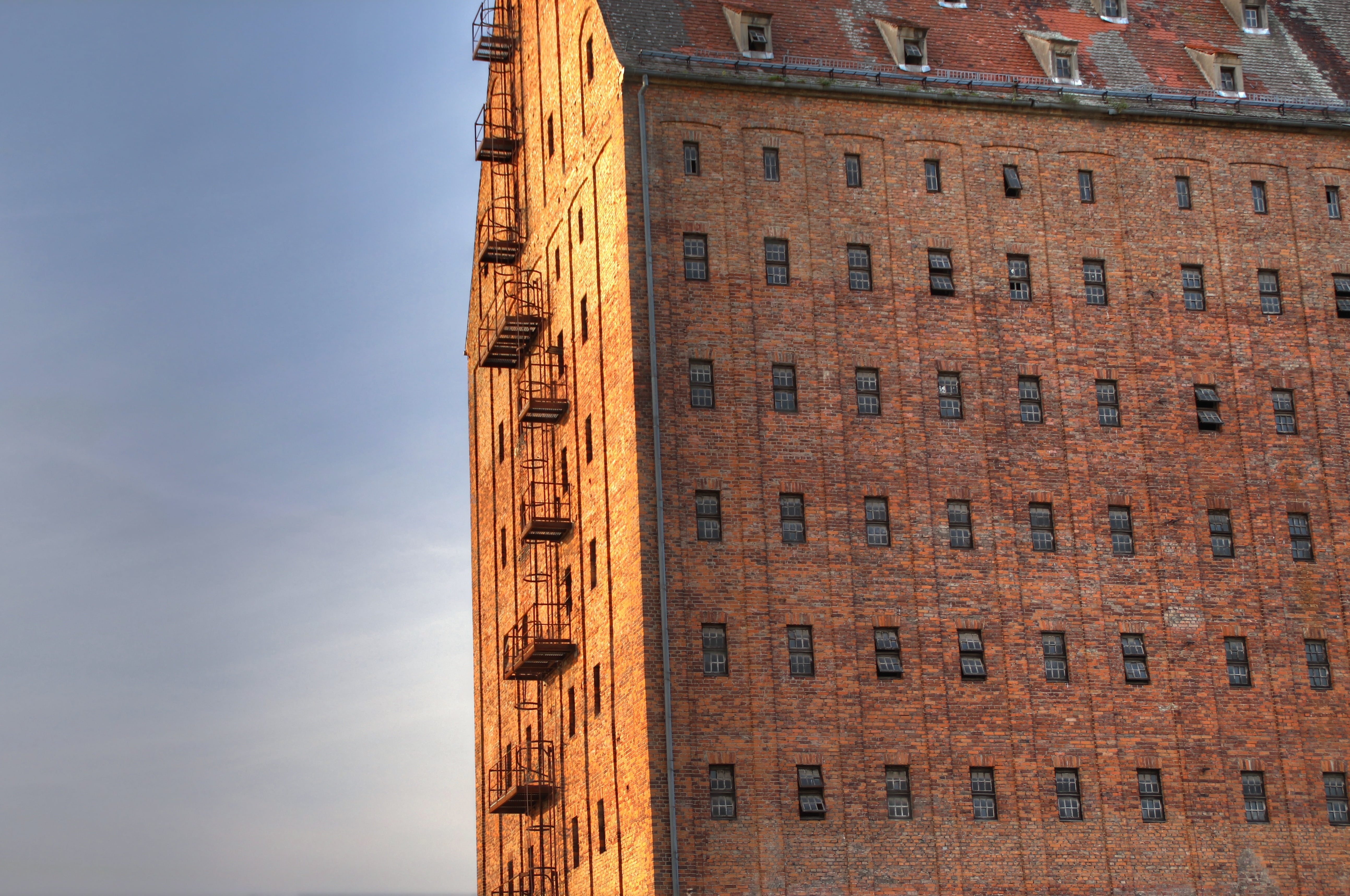 travel destinations, nature, fire escape, no people, 5K, stairs, brick, building, history, external staircase, building exterior, brown, outdoors, travel, HD Wallpaper