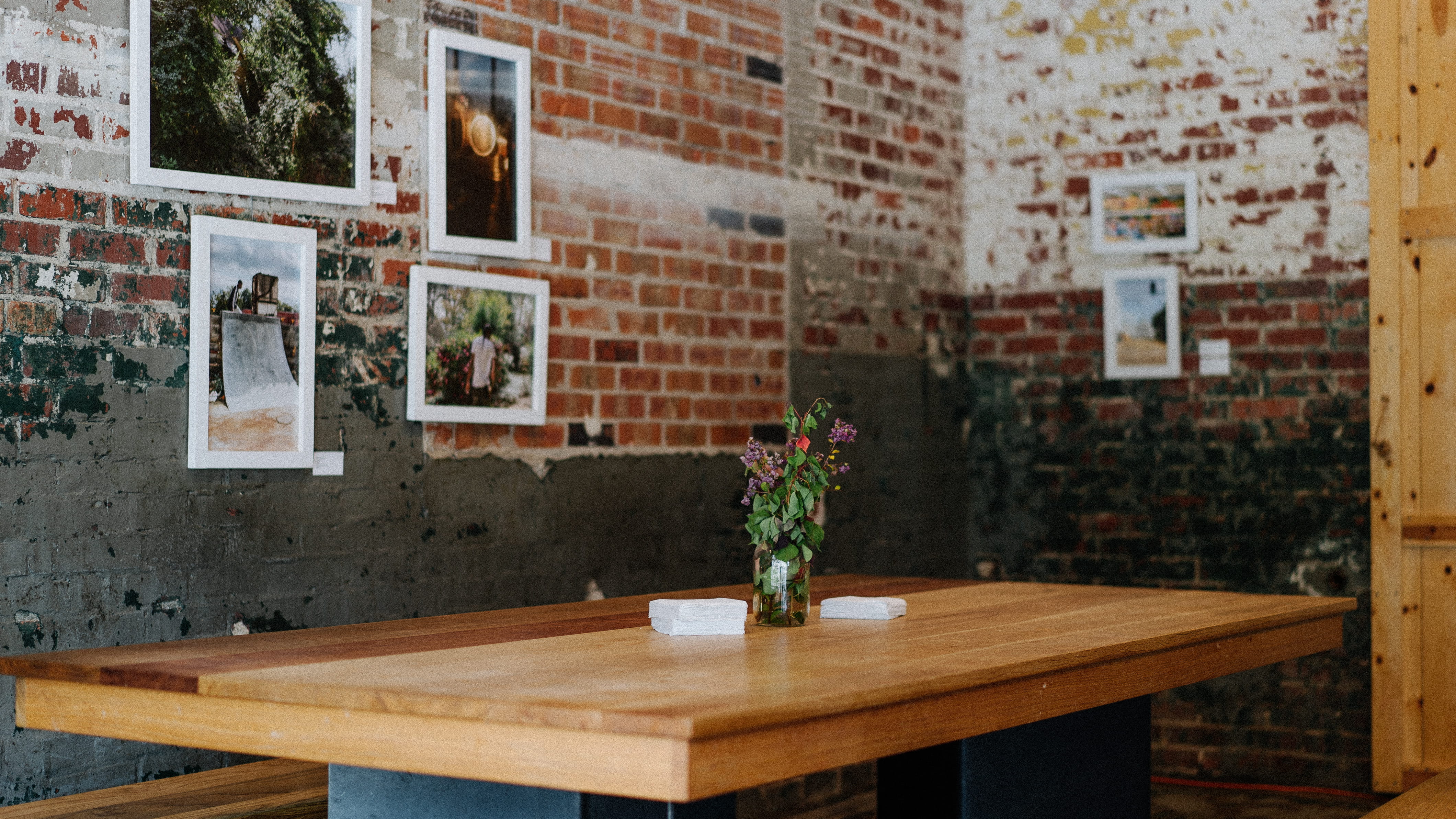 empty, decor, cafe, restaurant, architecture, wall, flower Pot, window, desk, modern, table, 4K, local art, napkin, brown, wood, coffeeshop, wall - Building Feature, HD Wallpaper