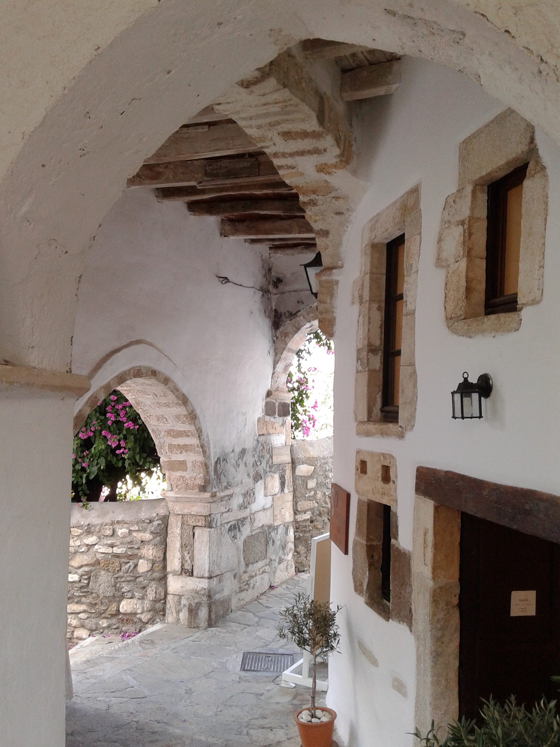 outdoors, building, building exterior, greece, arch, entrance, religion, architecture, courtyard, cyclades, arcade, 2K, old, history, architectural column, Phone HD Wallpaper