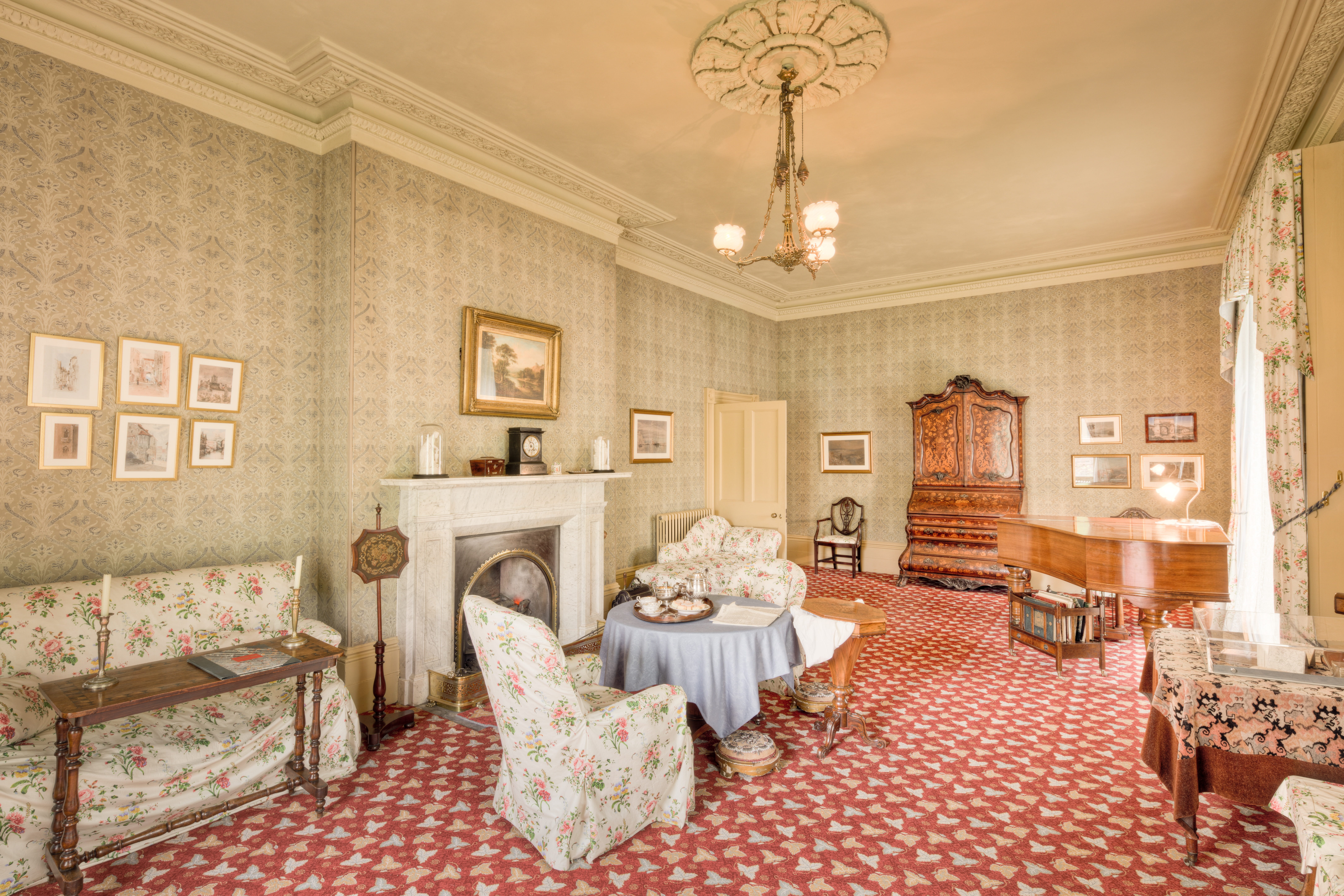 antique, ornate, indoors, pritty, built structure, historical, gaskell, pretty, lighting equipment, elizabeth, old, home, building, luxury, history, historic, HD Wallpaper
