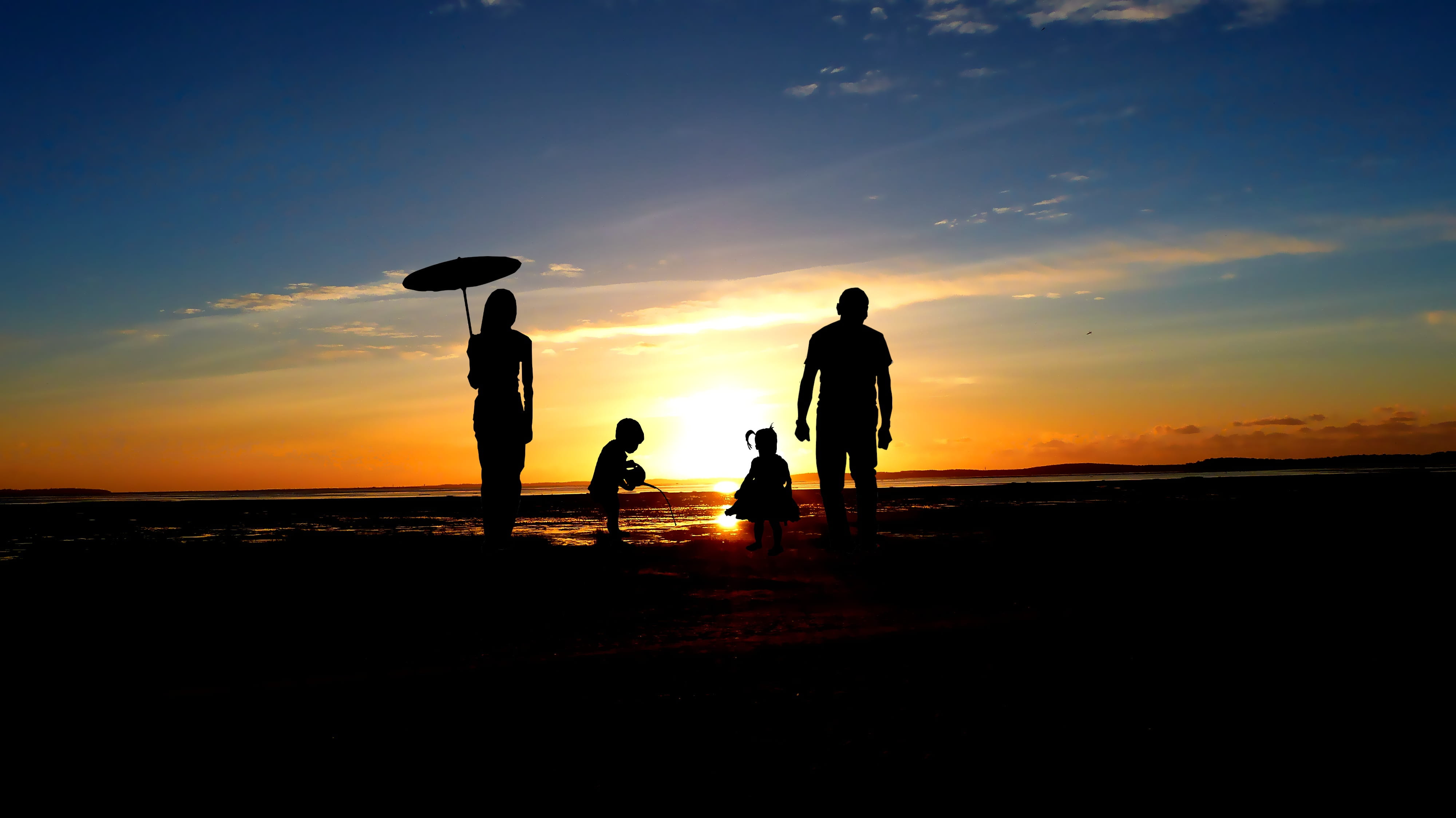 orange color, sun, outdoors, 4K, set, water, cloud - sky, horizon over water, travel, lifestyles, child, togetherness, happy, summer, nature, men, relative, HD Wallpaper