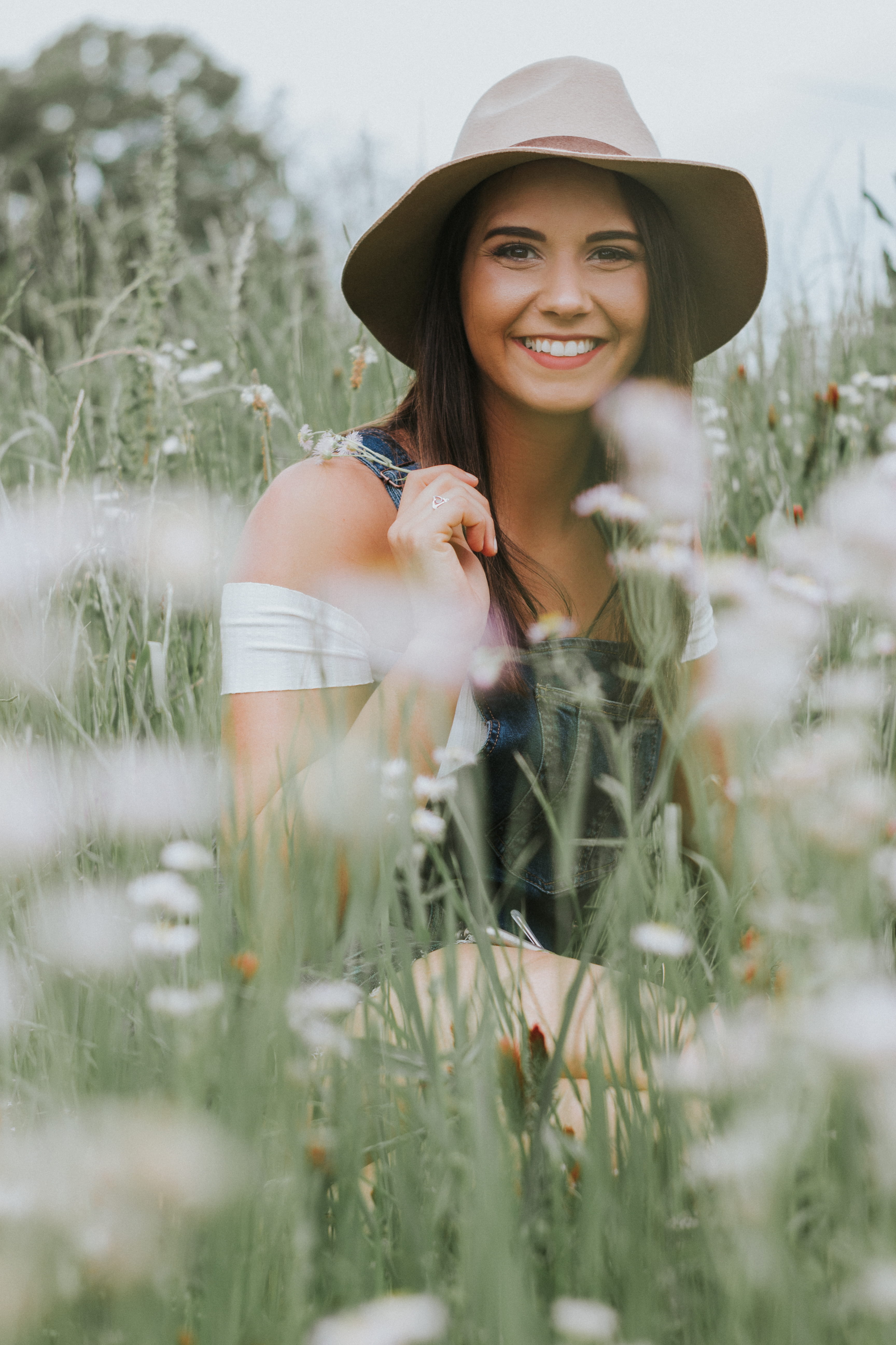 smiling, front view, green, woman, outdoor, real people, bokeh, beautiful woman, young women, land, meadow, selective focus, leisure activity, lifestyles, Phone HD Wallpaper