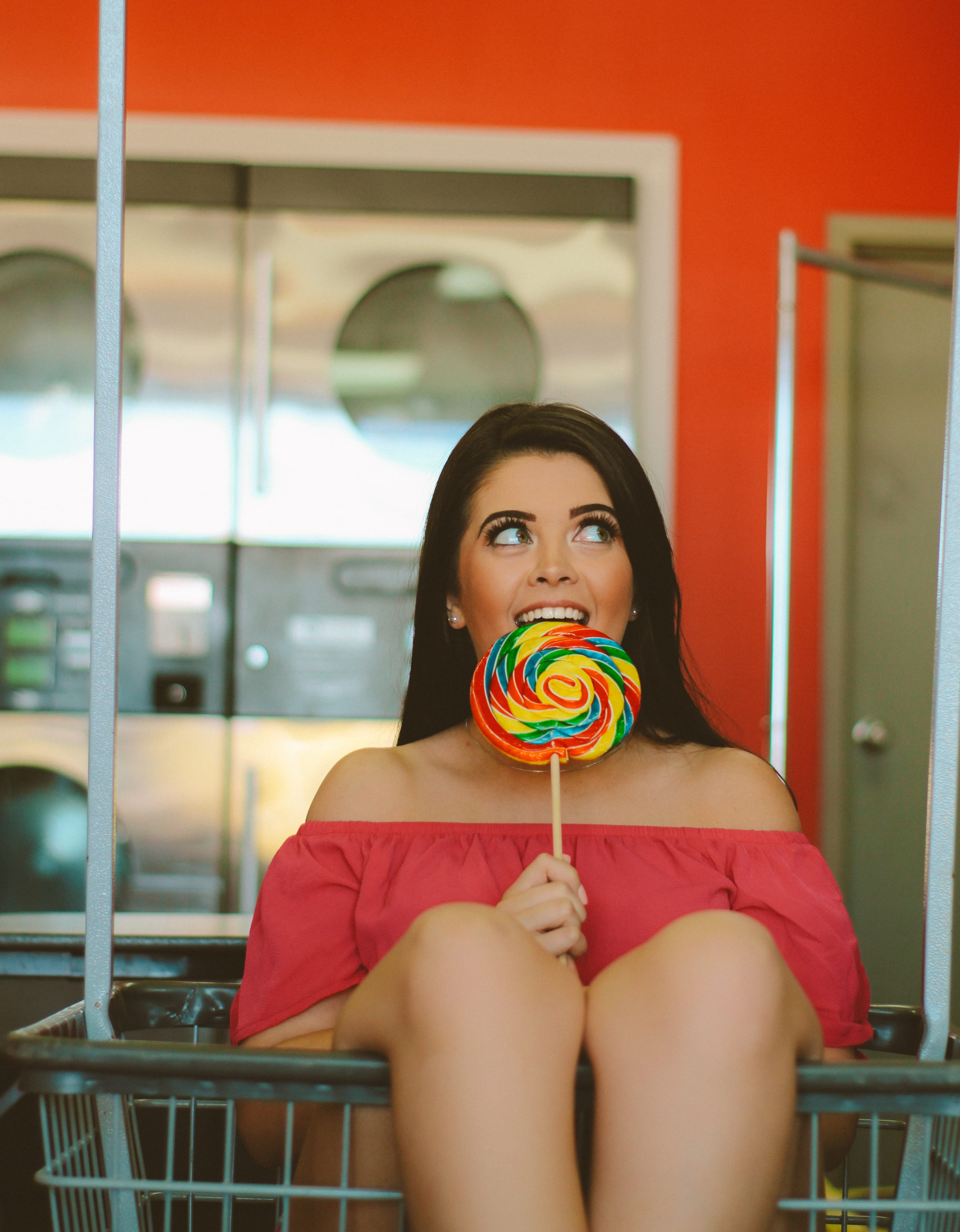 laundromat, real people, lifestyles, inside, sweet, hairstyle, orange, leisure activity, one person, temptation, young adult, front view, retrato, food, Phone HD Wallpaper