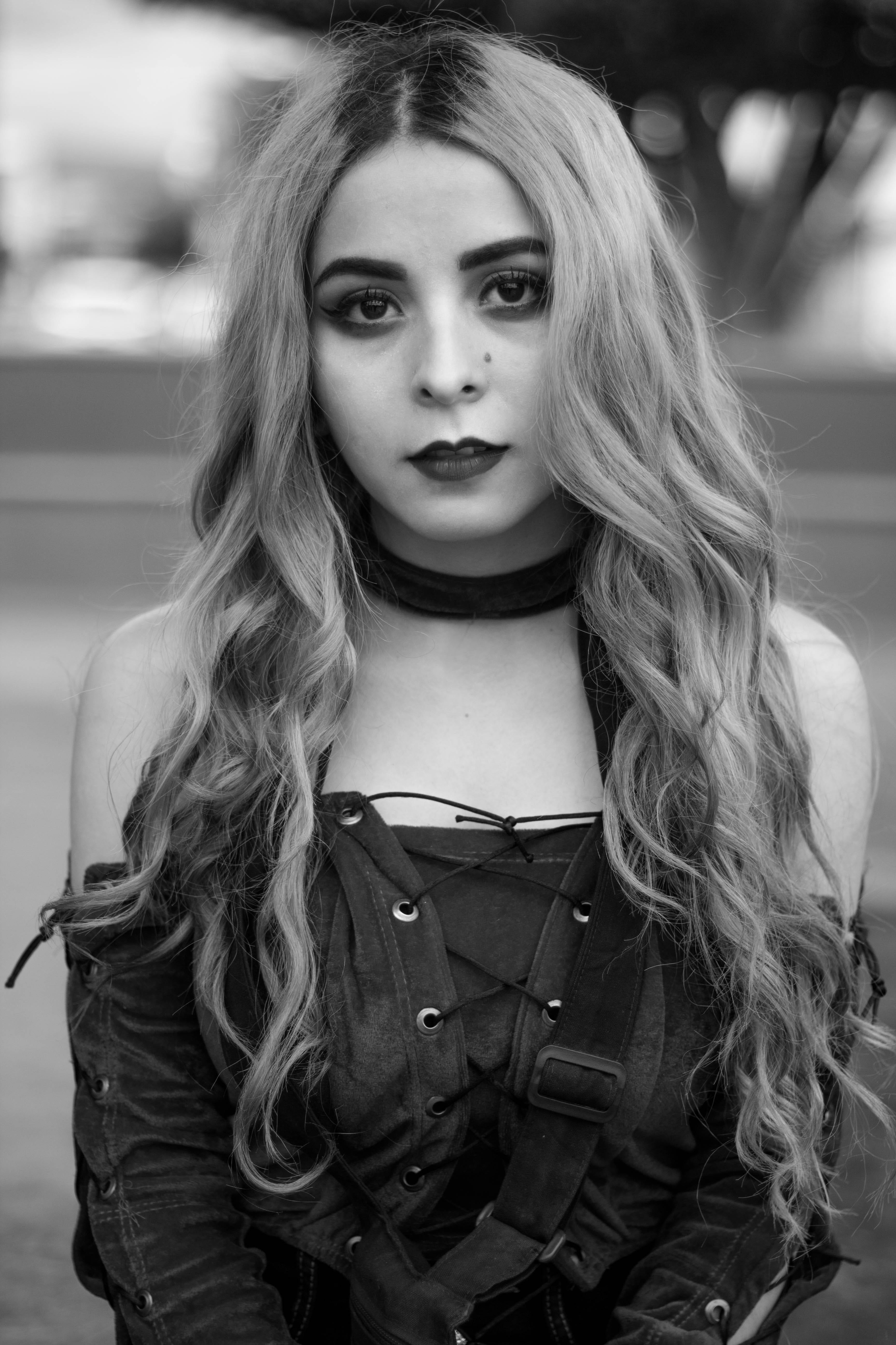 focus on foreground, looking at camera, hairstyle, mirada, personalidades, momento, young women, beautiful woman, make-up, one person, young adult, leisure activity, Phone HD Wallpaper