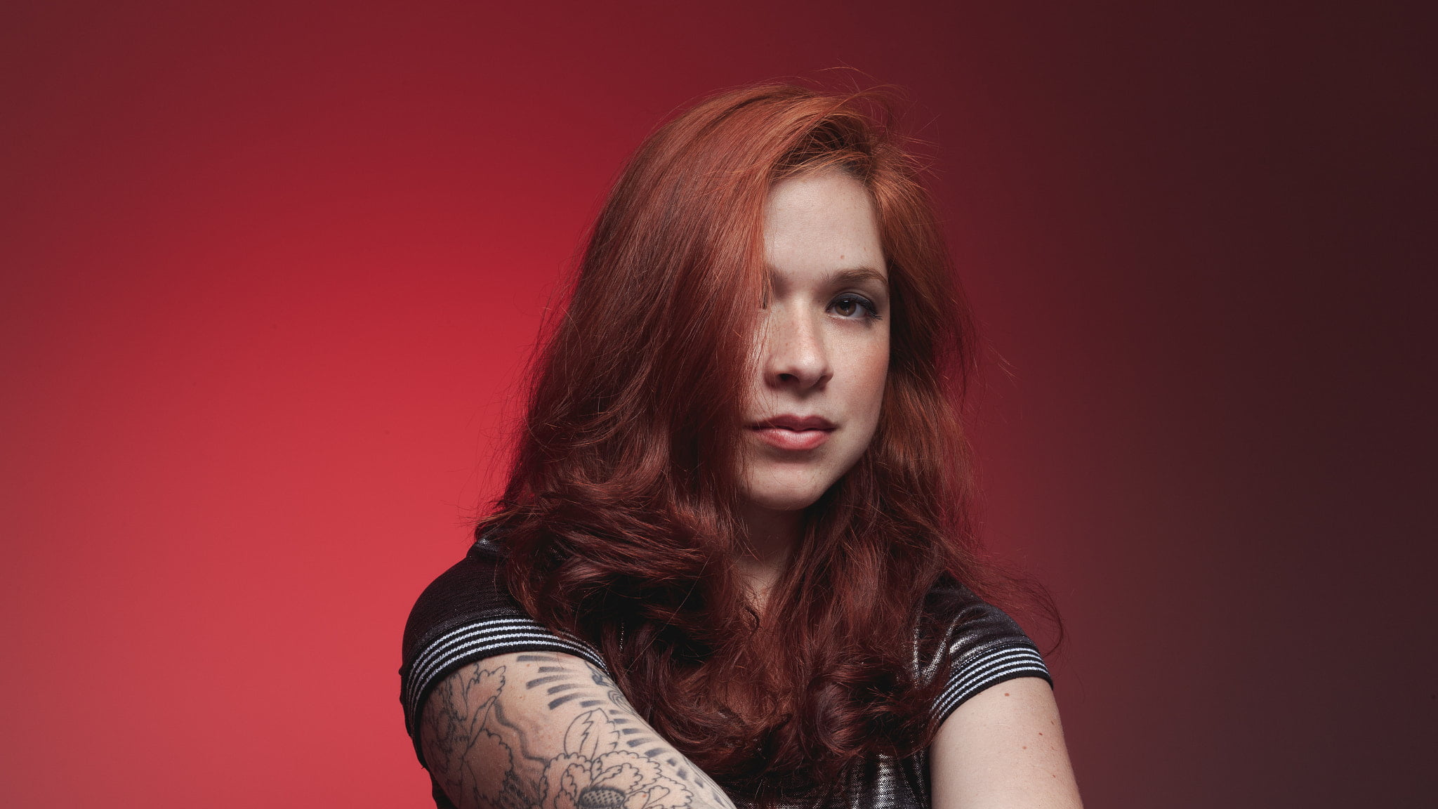 portrait, young adult, 500px, red, hair, studio shot, long hair, one person, headshot, indoors, red background, 1080P, RB Retratos, beautiful woman, colored background, HD Wallpaper