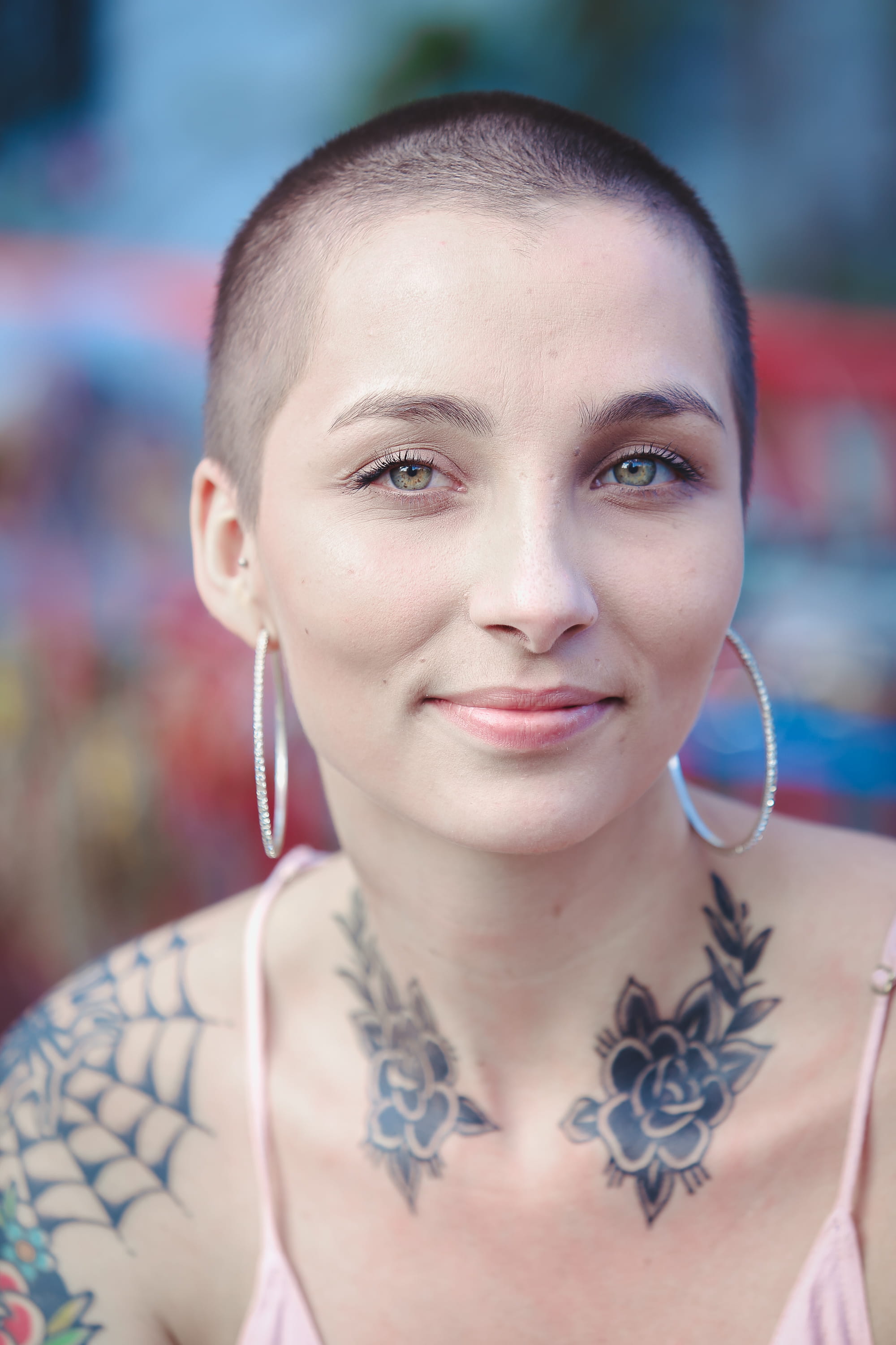 mulher, lifestyles, real people, women, careca, front view, one person, young women, portrait, smiling, 2K, leisure activity, bald, headshot, human face, Phone HD Wallpaper