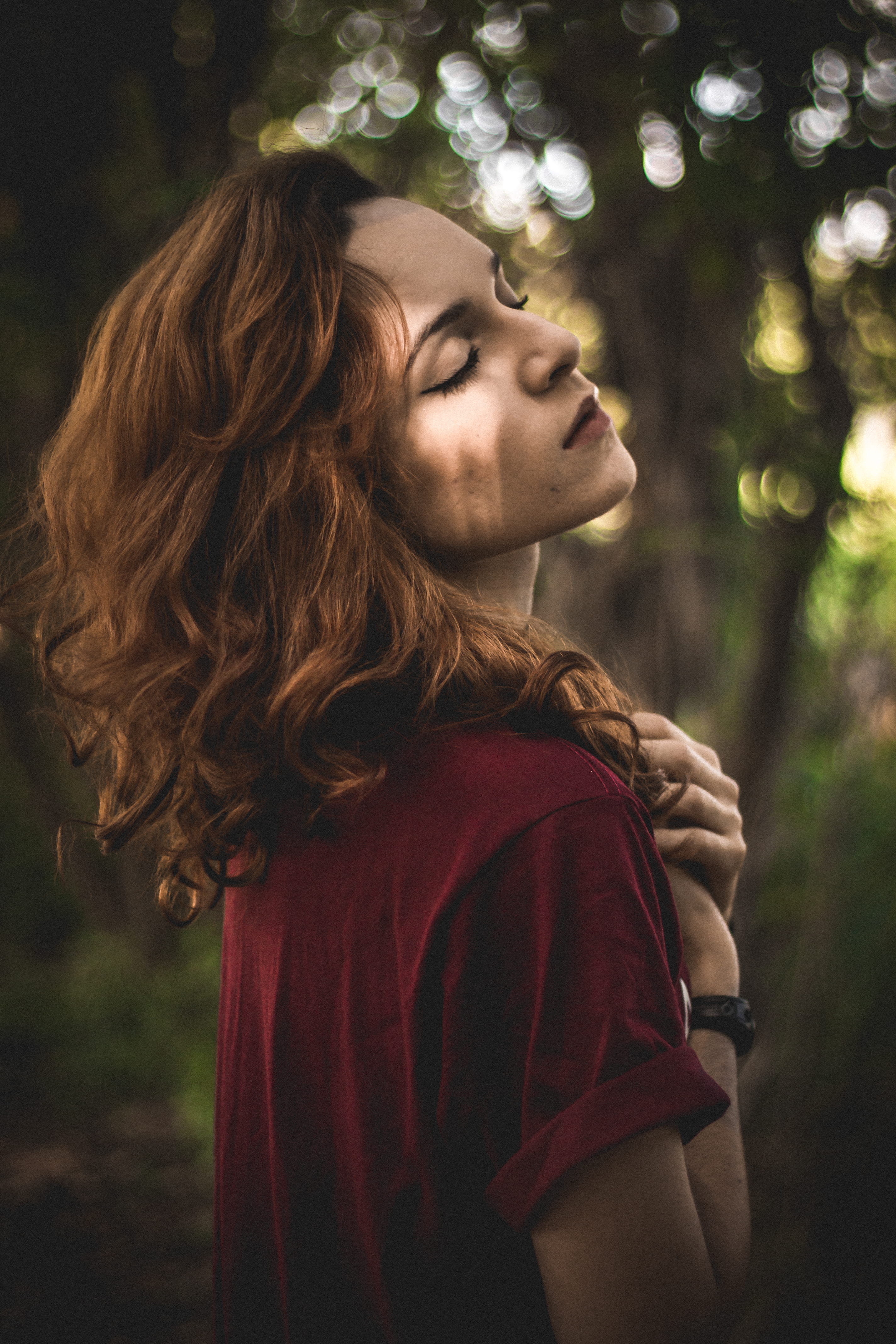 beautiful woman, casual clothing, woman, brasil, lifestyles, women, selective, outdoors, brown hair, focus on foreground, 4K, retrato, hands, wearing, Phone HD Wallpaper