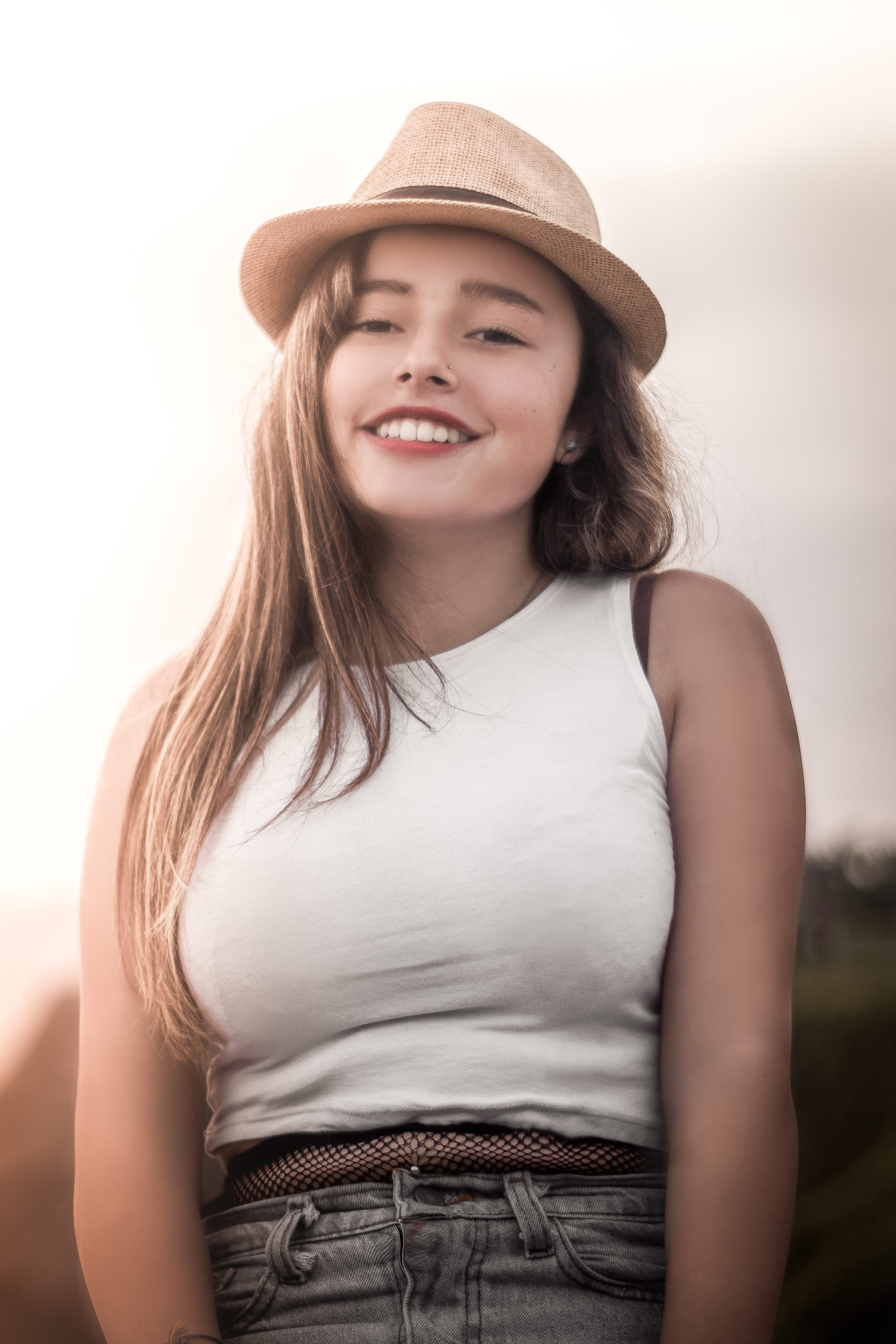 clothing, lifestyles, real people, young adult, beautiful woman, contemplation, leisure activity, photography, sunshine, long hair, retrato, smile, sun hat, Phone HD Wallpaper