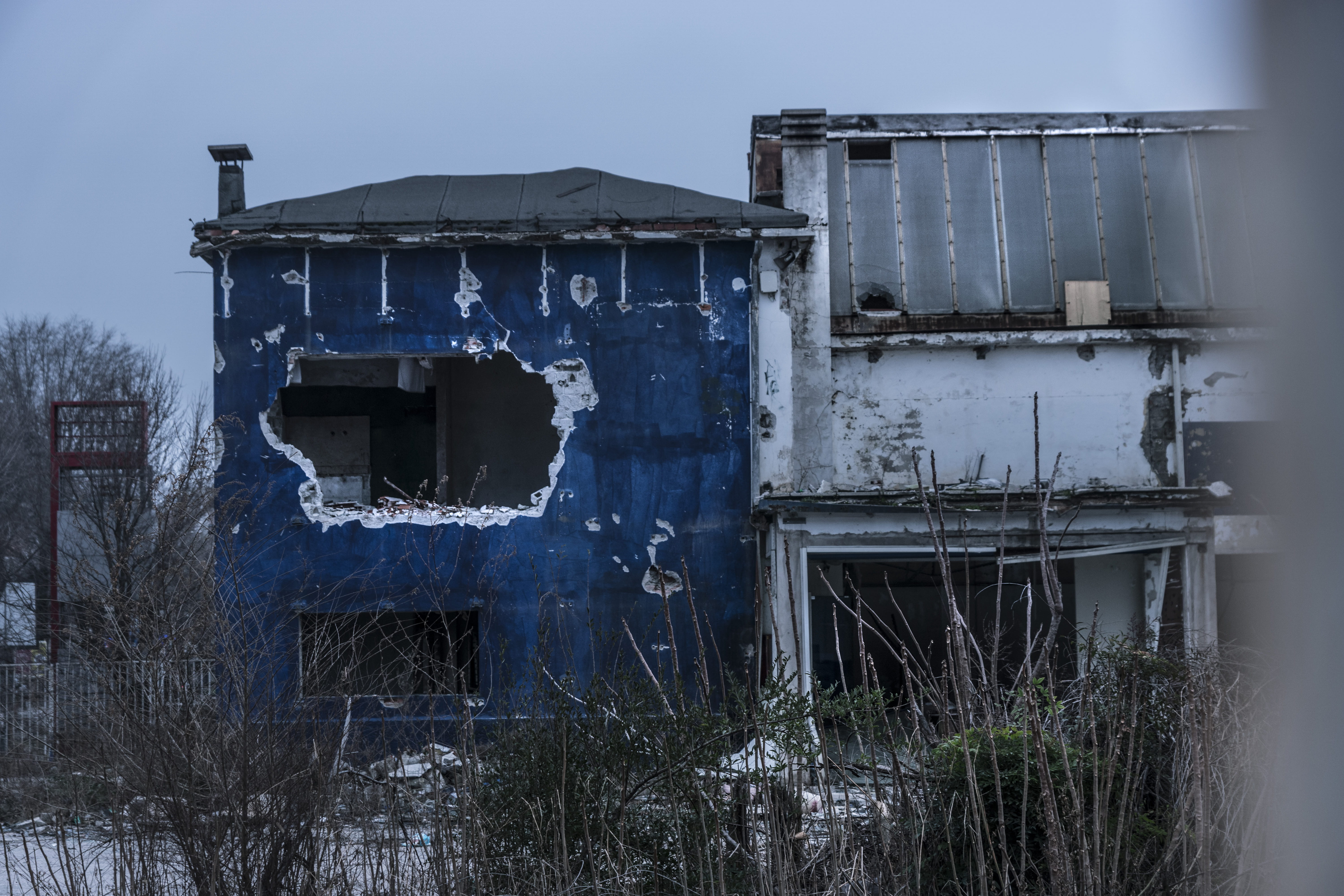 5K, weathered, construction, outdoors, decline, fence, building exterior, deserted, concrete, decay, gray, trees, day, building, abandoned, wreck, sky, HD Wallpaper