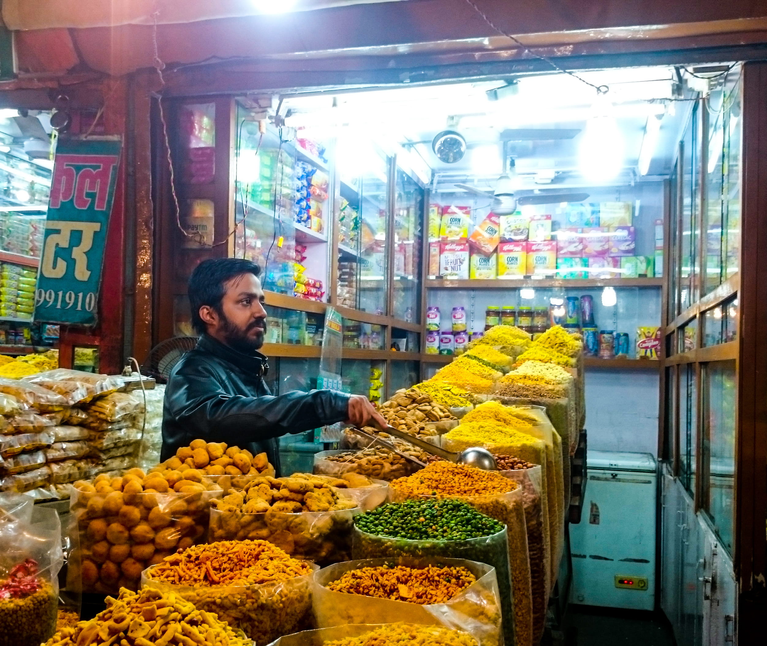 lifestyles, spice, for sale, food and drink, female, market, bazaar, shopping, retail, casual clothing, real people, shelf, blonde, consumerism, business, HD Wallpaper