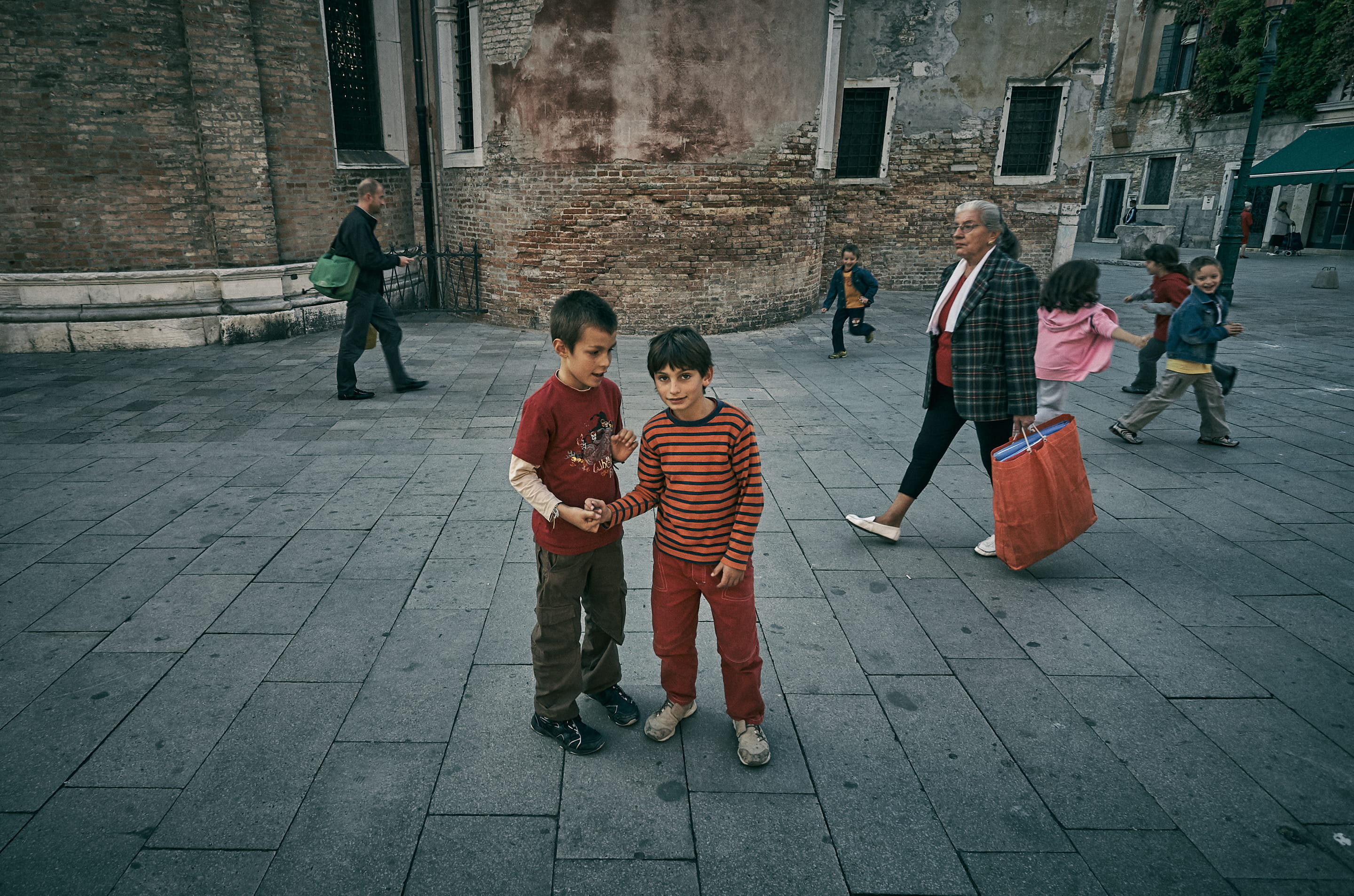 built structure, stripe, road, real people, paving stone, girls, two, females, boys, casual clothing, front, tourist, architecture, city, day, walkway, HD Wallpaper