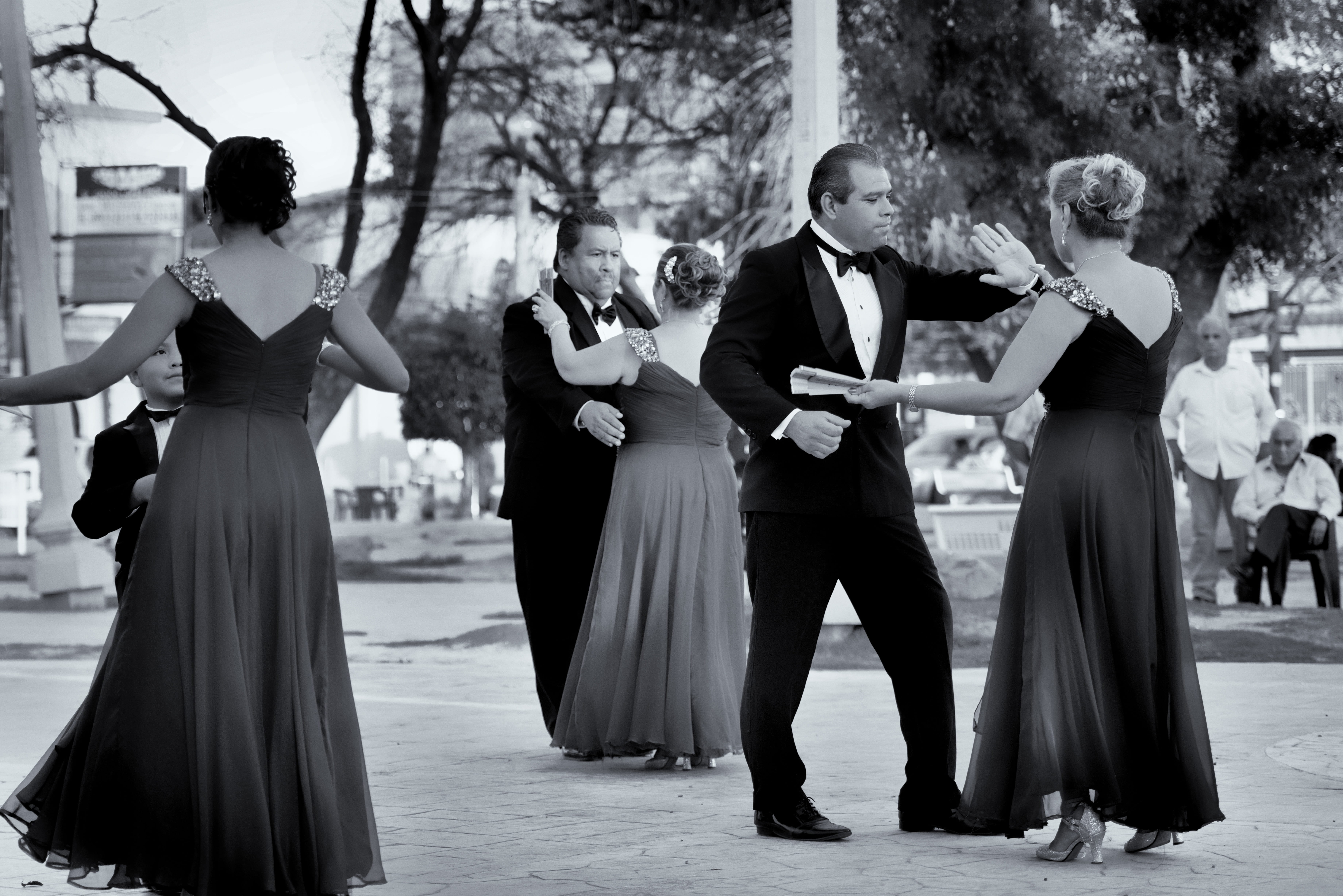 culture, women, music, 5K, people, holding, mexico, young adult, incidental people, mid adult, wedding, number of people, couple - relationship, full length, HD Wallpaper